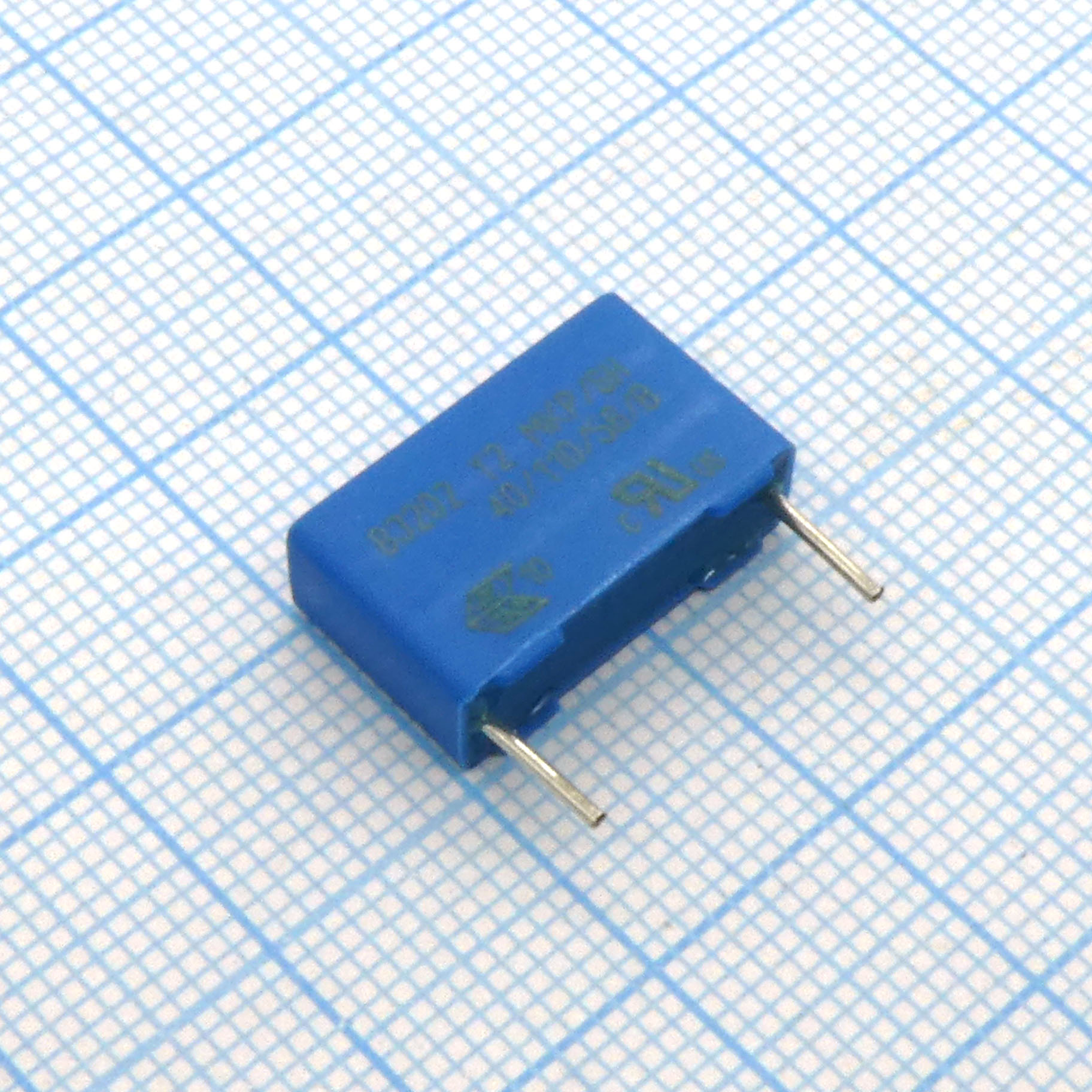 Пленочный помехоподавляющий конденсатор X2,  0.1uF ±20%, 305VAC, радиальные выводы с шагом 15mm, (18 x 5 x 10.5mm)