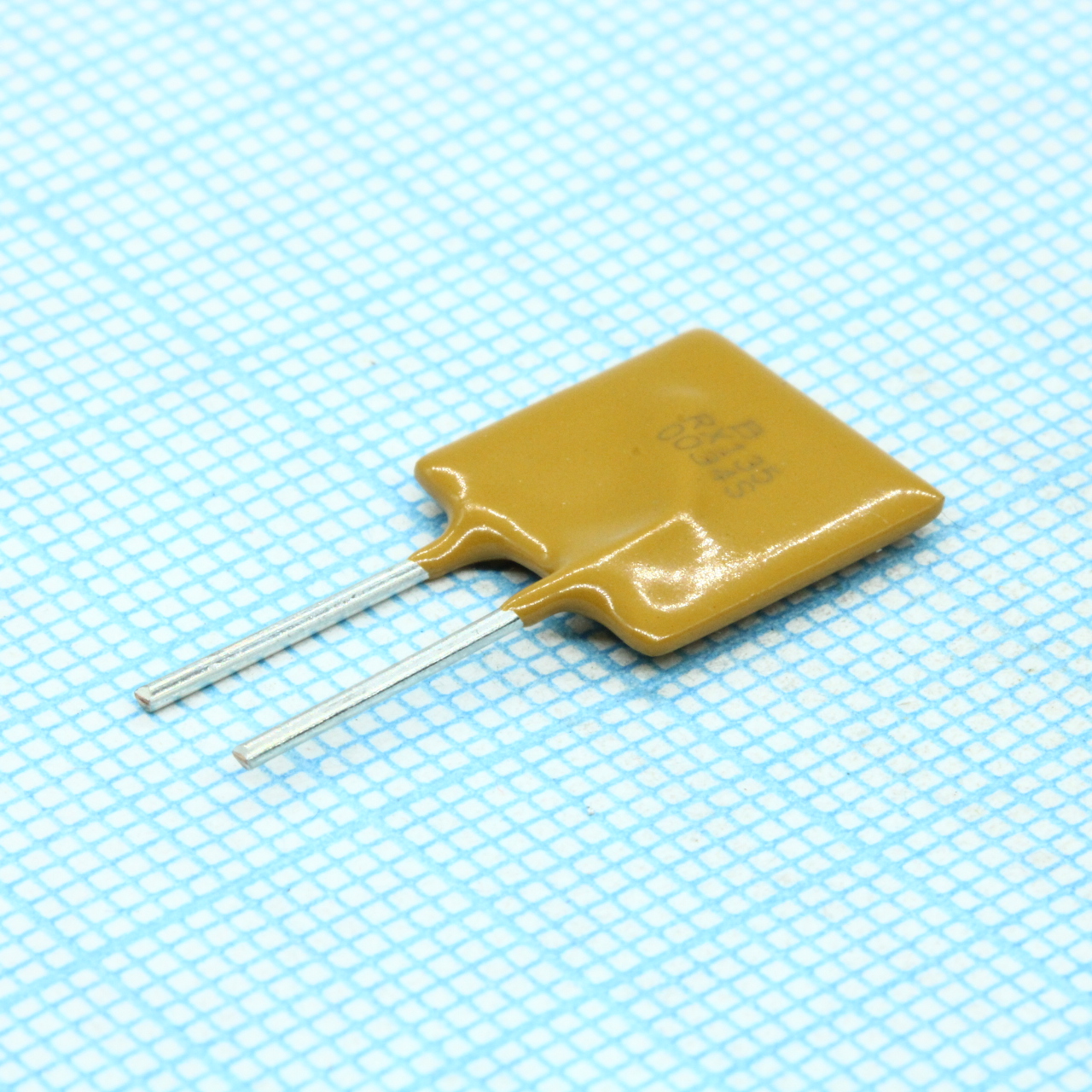 Самовосстанавливающийся предохранитель PTC 1.35A(hold) 2.7A(trip) 72V 40A 1.7W 9.6s 0.12Ohm, радиальные выводы, 12.26 X 3.1 X 18.26mm, россыпью