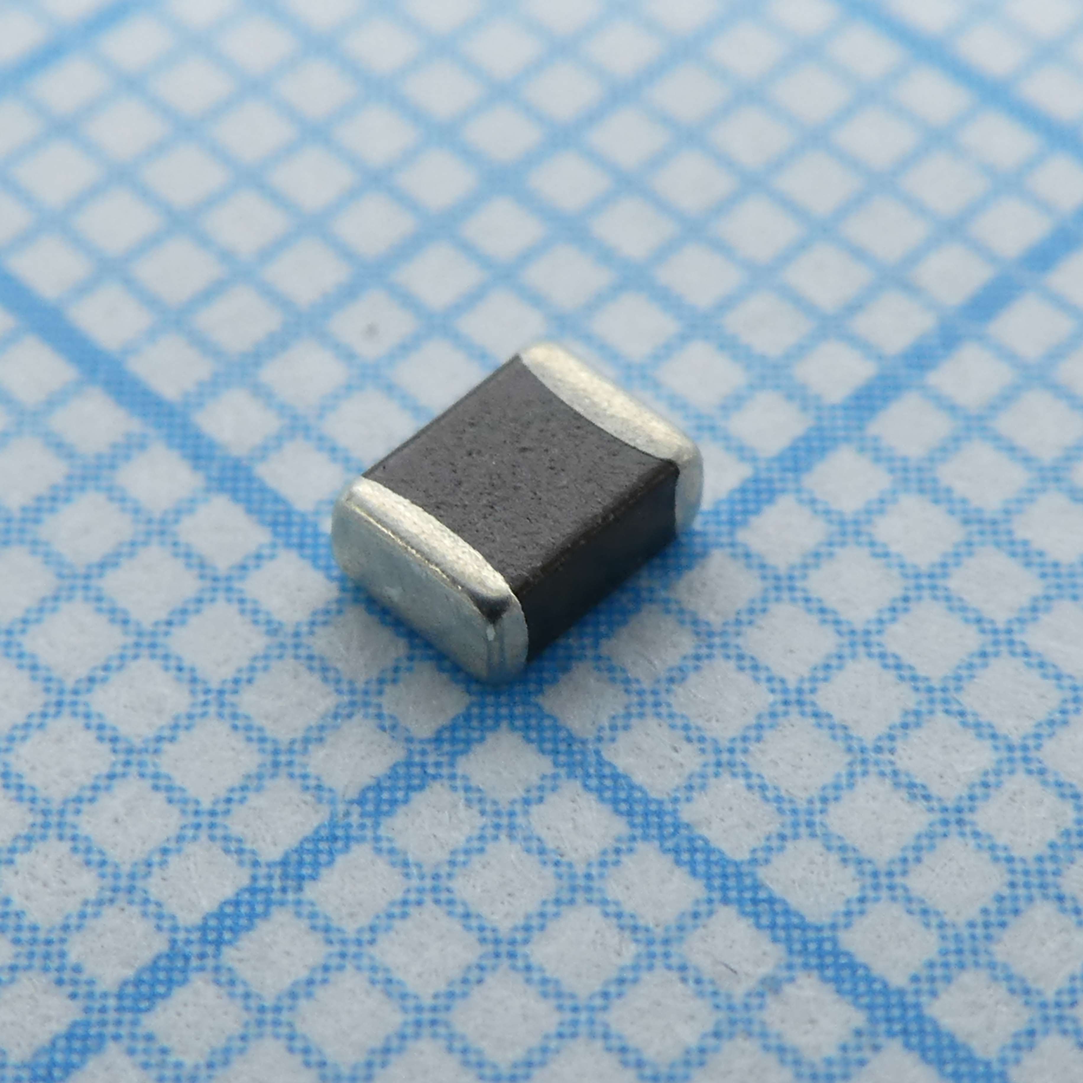 SMD варистор 1210 5.6Vdc 250A  8.5V(1mA), стандарт. серия, лента в катушке