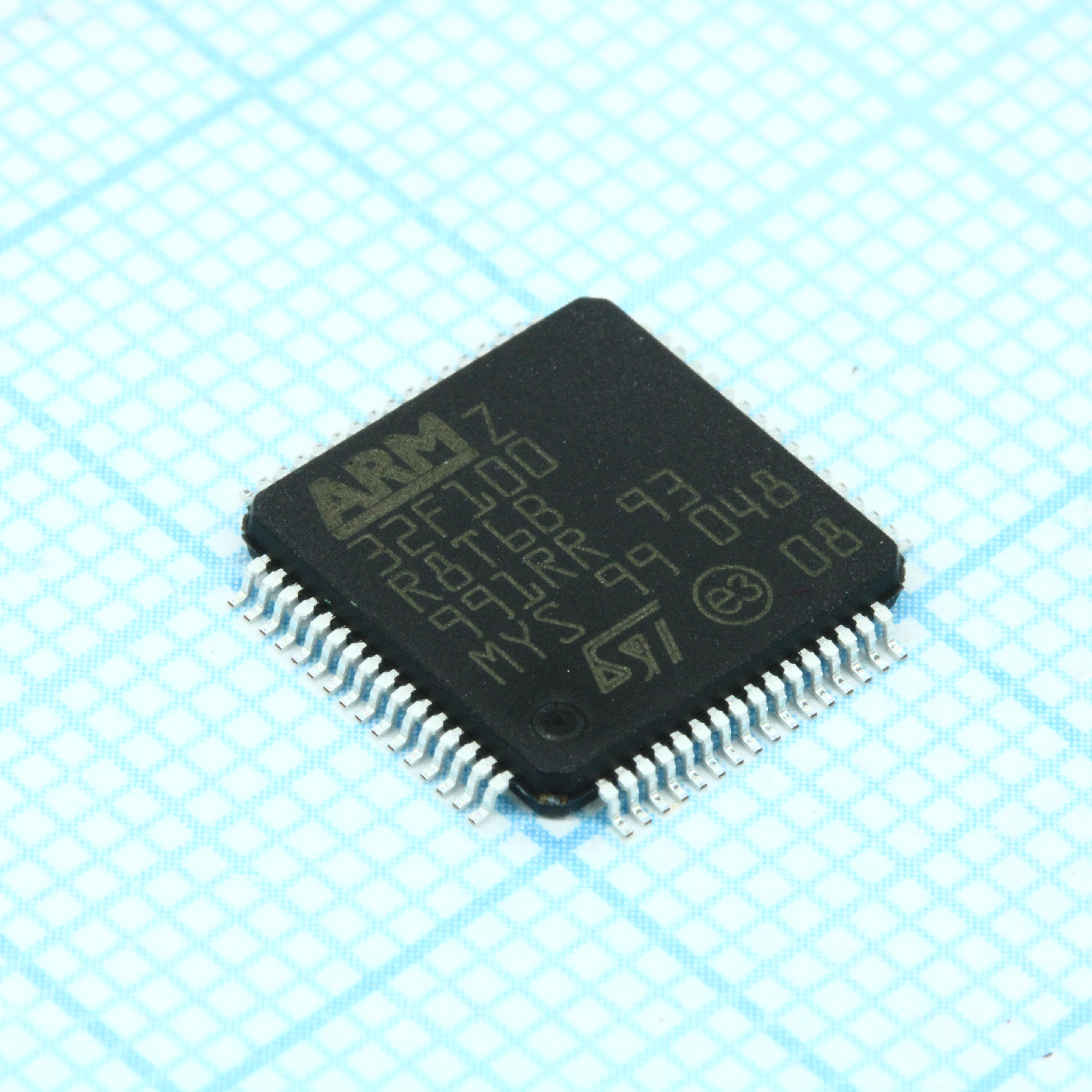 32бит ARM Cortex M3, 24МГц, 64кб Flash, 6кб ОЗУ, 2xSPI, 2xI2C, 3xUSART, CEC, 7 таймеров, АЦП 12 бит * 16 каналов, 2xЦАП 51 GPIO