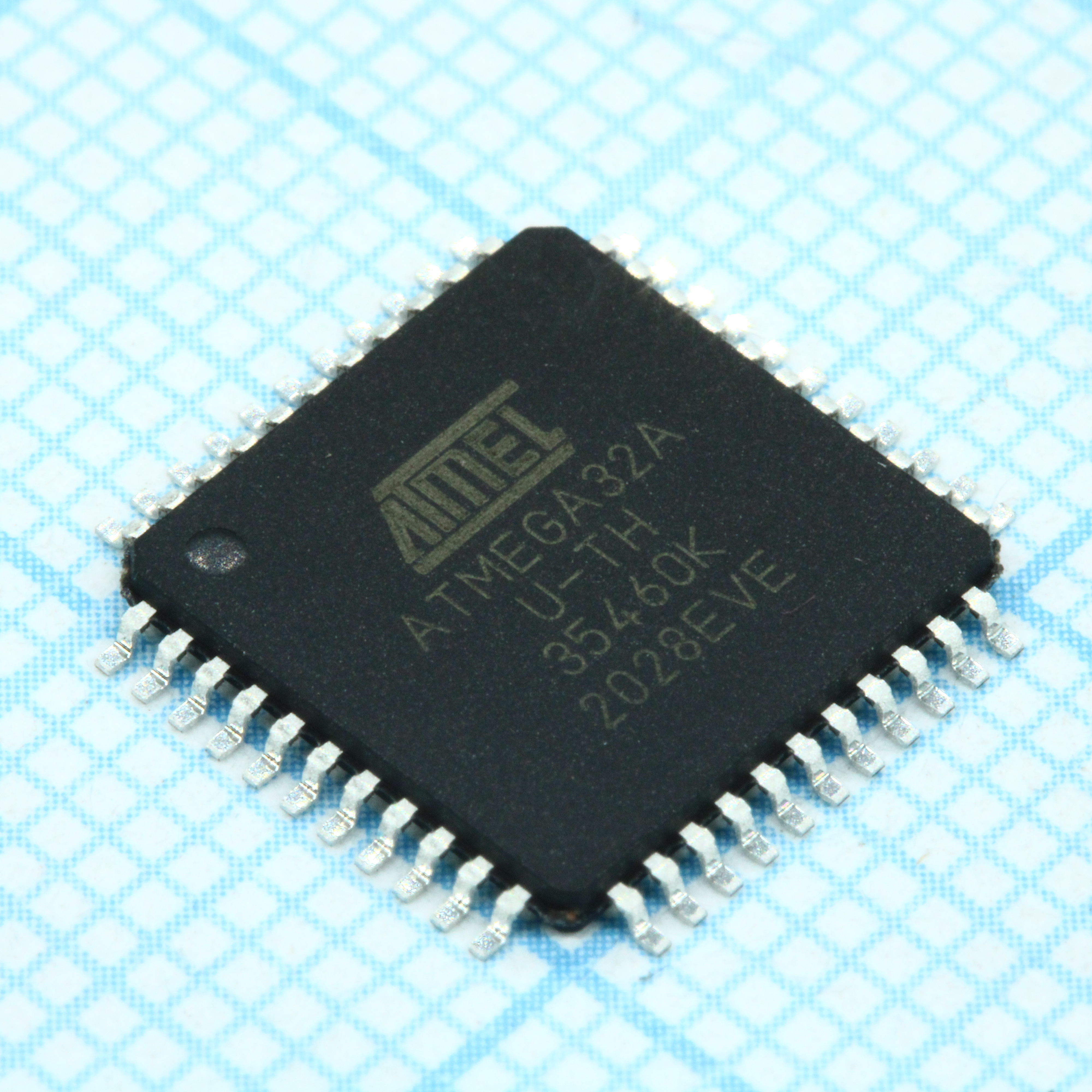 Микроконтроллер AVR 32K-Флэш-память/2K-ОЗУ/1K-ЭППЗУ + 8x10 АЦП, электропитание 2,7...5.5В