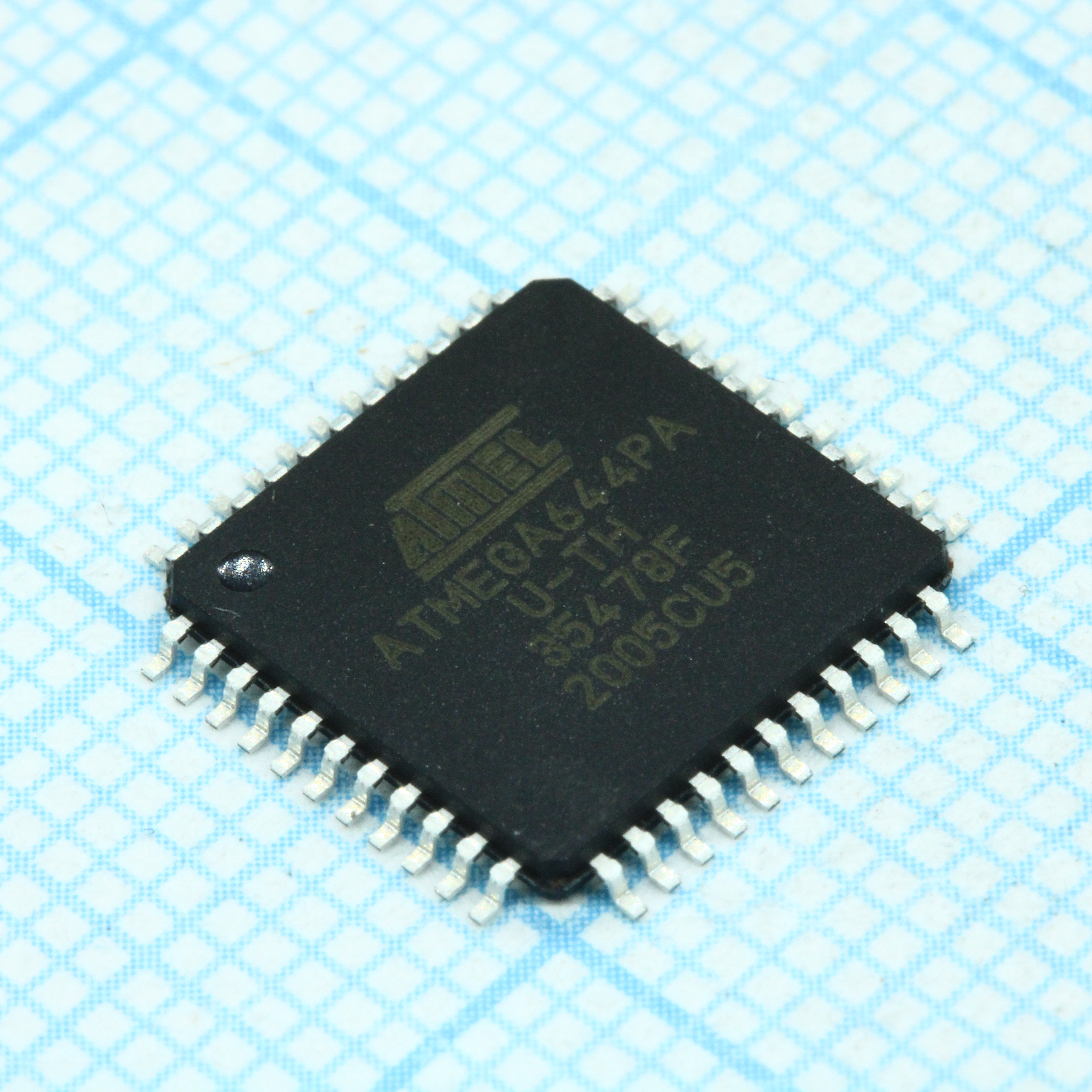 Микроконтроллер AVR 64-K Флэш-память, 4-Кбайт ОЗУ, 2-Кбайт EEPПЗУ, 8 каналов 10-бит АЦП интерфейс JTAG 1.8 - 5.5 V пикомощный