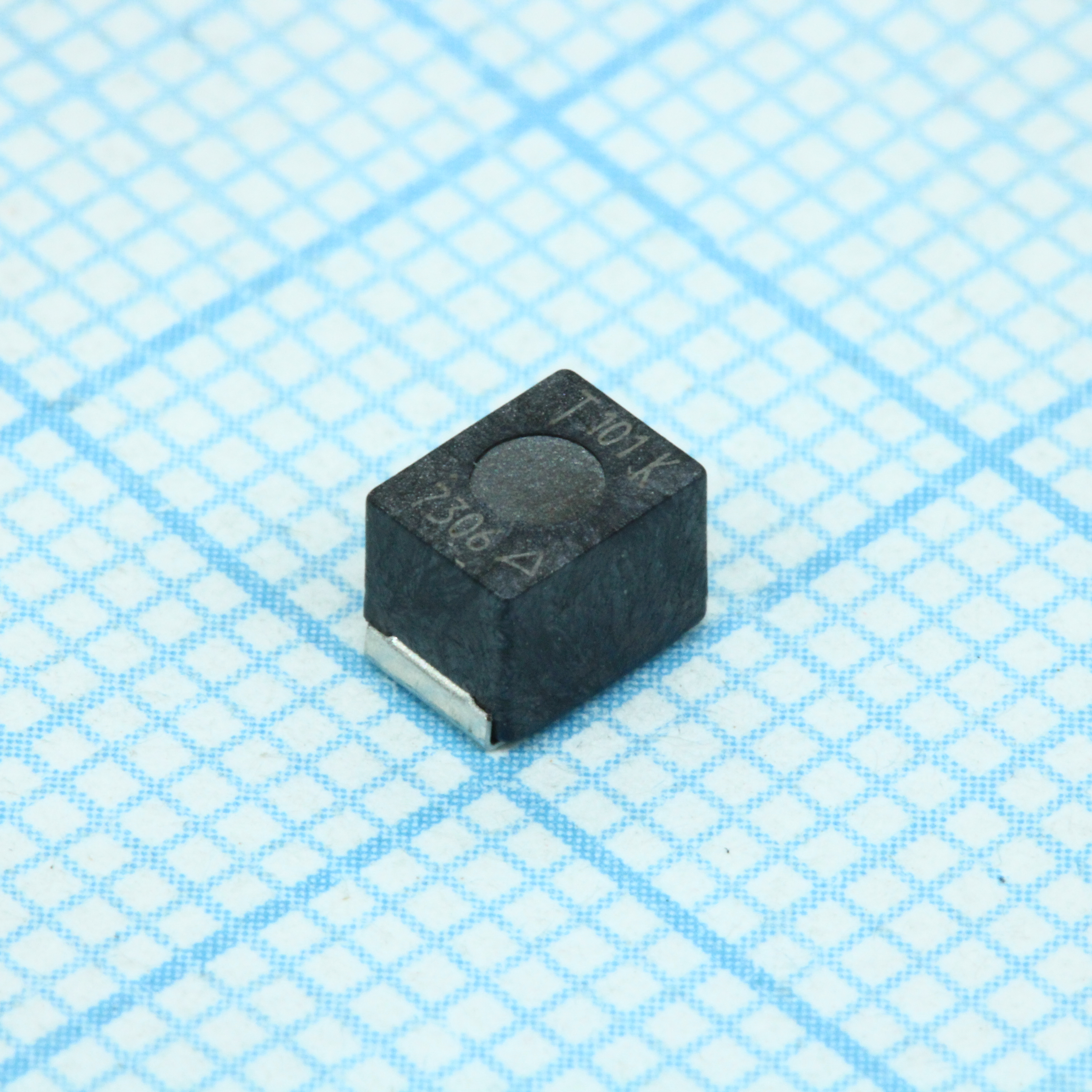 Катушка индуктивности SMD проволочная, на ферритовом сердечнике 100мкГн ±10% 796кГц 20-добротность 200мА 3.5Ом 1812