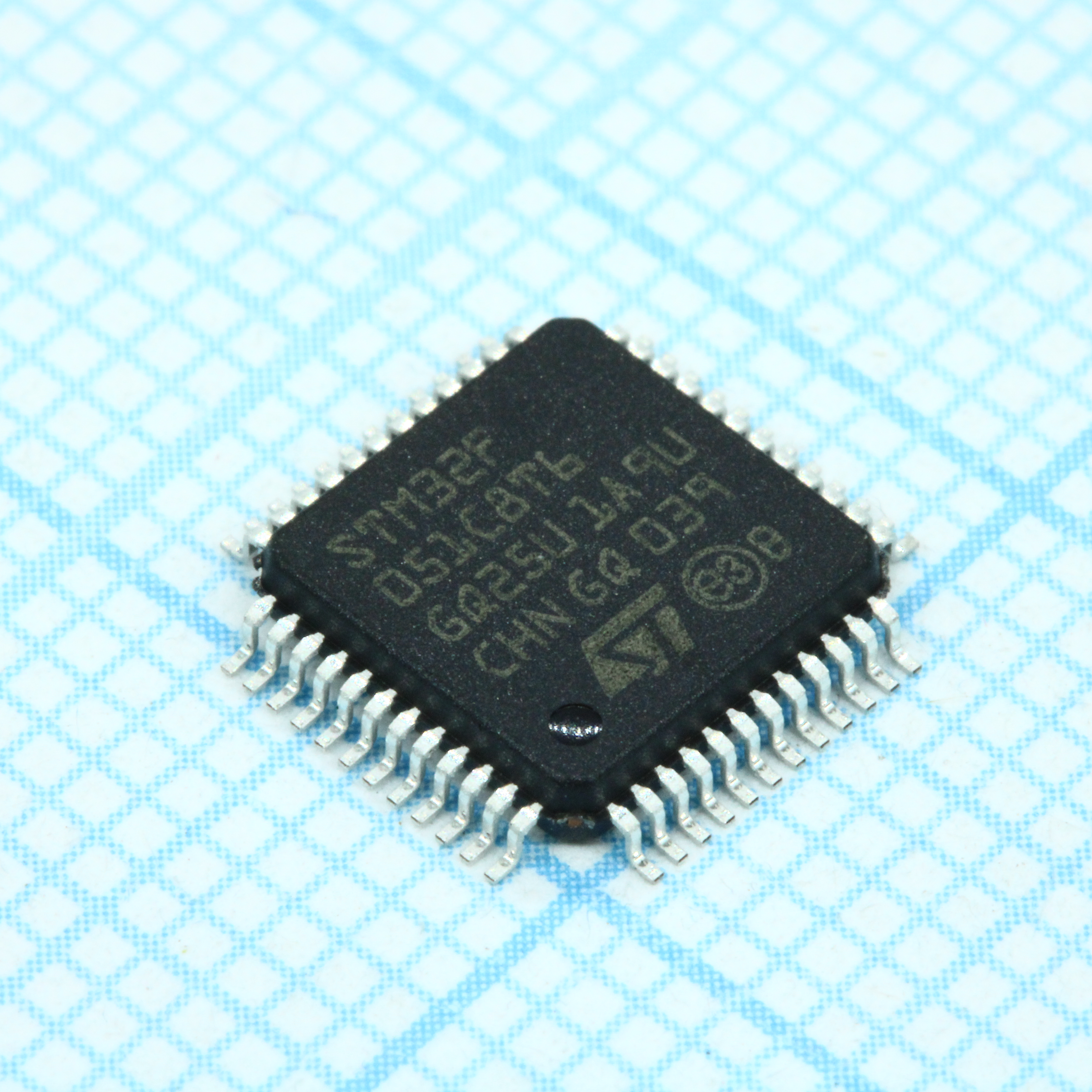 32бит ARM Cortex M0, 48МГц, 64кб Flash, 8кб ОЗУ, SPI/I2S, SPI, 2*I2C, , 2xUSART, CEC, 9 таймеров, АЦП 12 бит * 10 каналов, 12бит *ЦАП, RTC