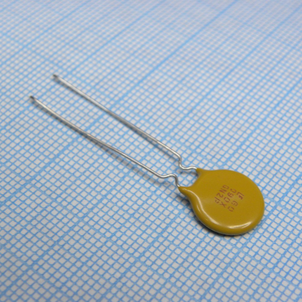 Самовосстанавливающийся предохранитель PTC 0.9A(hold) 1.8A(trip) 60VDC 40A 0.99W 7.2s 0.2Ohm Radial 11.2 X 3.1mm
