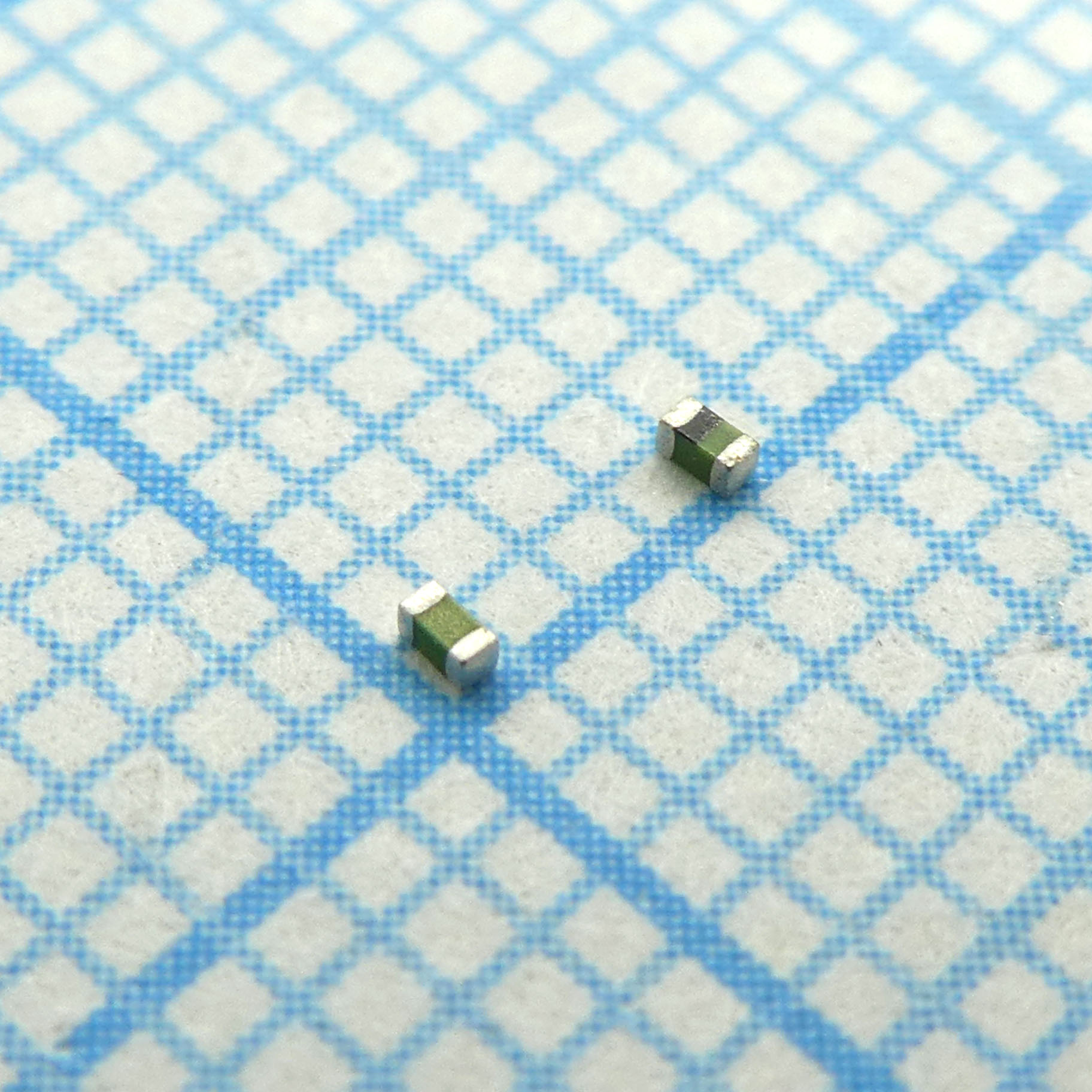 Катушка индуктивности SMD многослойная неэкранированная 2.2нГн ±0.3нГн 100МГц 8Q-добротность керамика 900мА 90мОм по постоянному току 0402 лента на катушке