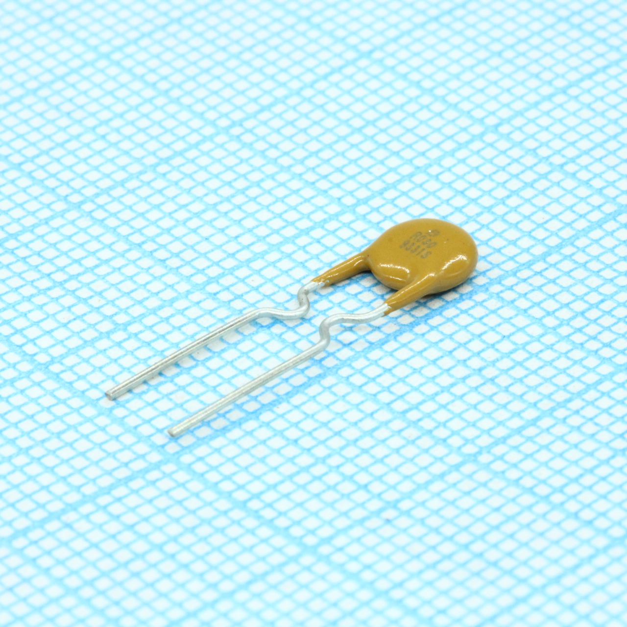 Самовосстанавливающийся предохранитель PTC 0.3A(hold) 0.6A(trip) 60V 40A 0.5W 3s 0.76Ohm Radial 7.4 X 3.1mm Bulk Automotive