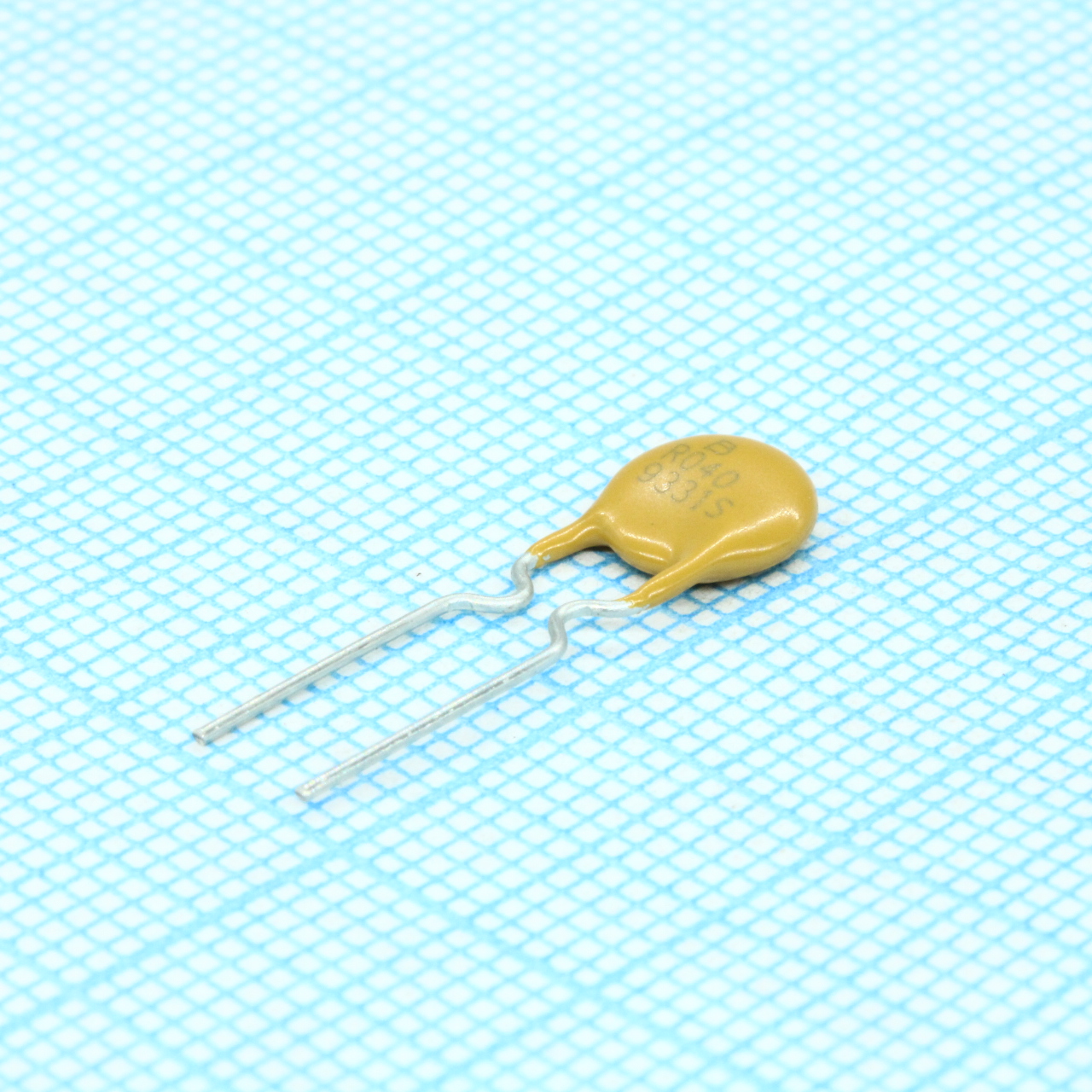 Самовосстанавливающийся предохранитель PTC 0.4A(hold) 0.8A(trip) 60V 40A 0.55W 3.8s 0.52Ohm Radial 7.4 X 3.1mm Bulk Automot