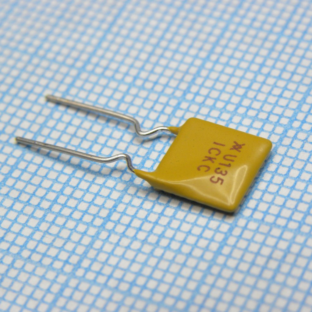Самовосстанавливающийся предохранитель PTC 1.35A(hold) 2.7A(trip) 30V 100A 0.8W 7.3s 0.04Ohm Radial 8.9 X 3 X 13.5mm