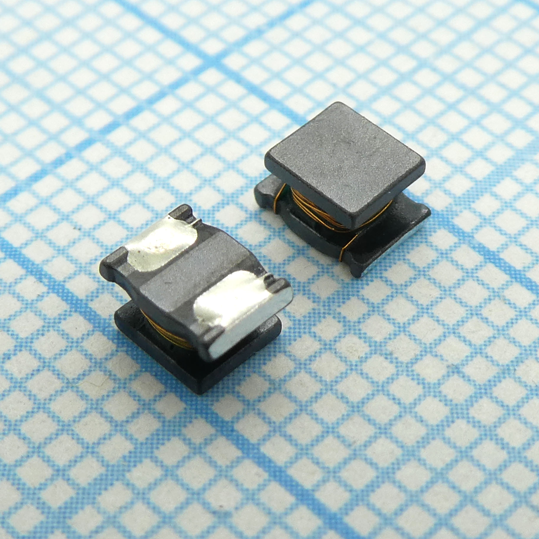 Катушка индуктивности SMD проволочная неэкранированная 560мкГн ±10% 70мА, 14,5Ом по постоянному току, 1812 лента на катушке