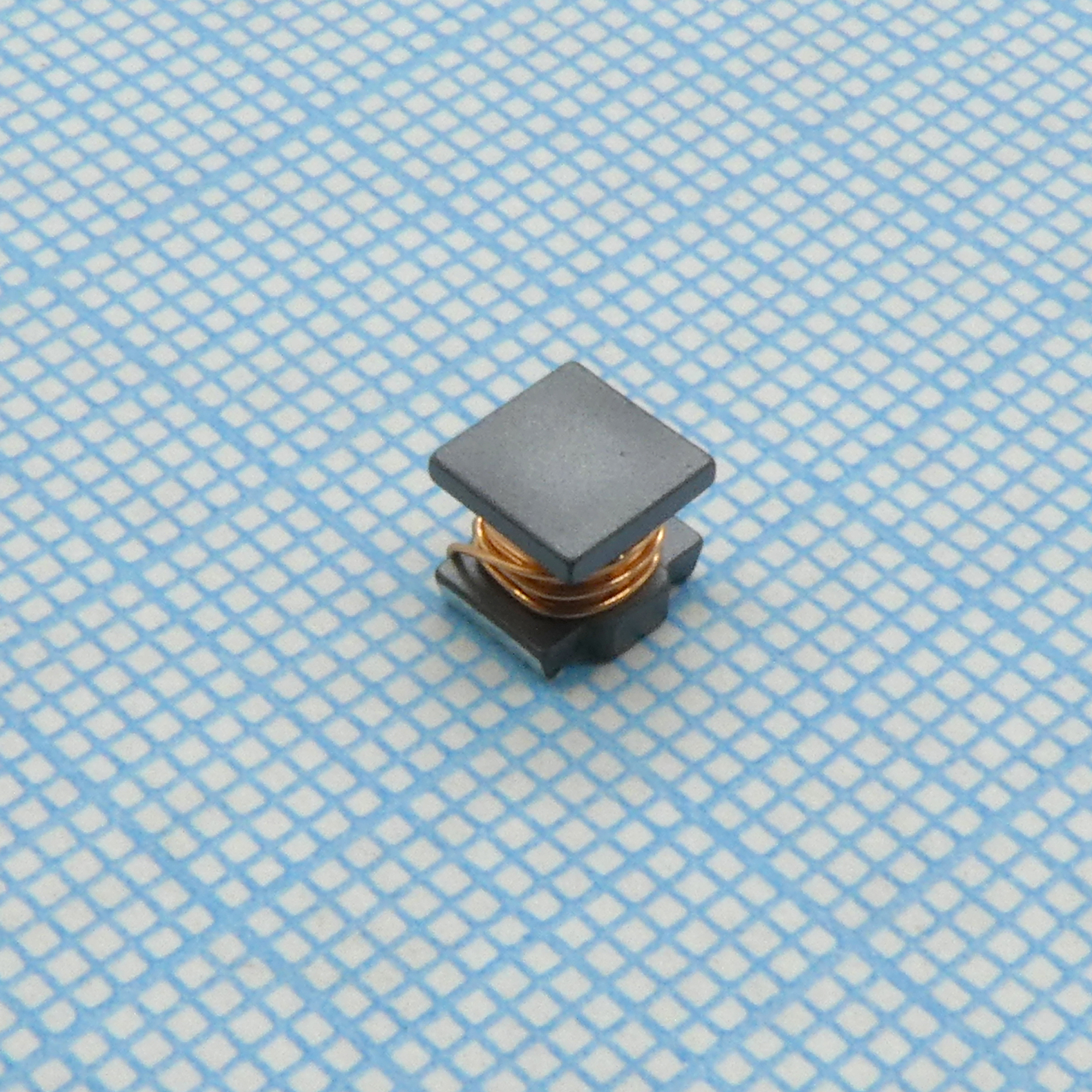 Катушка индуктивности SMD проволочная неэкранированная 10мкГн 20% 1МГц на ферритовом сердечнике 1.7A 93мОм по постоянному току 2220 лента на катушке