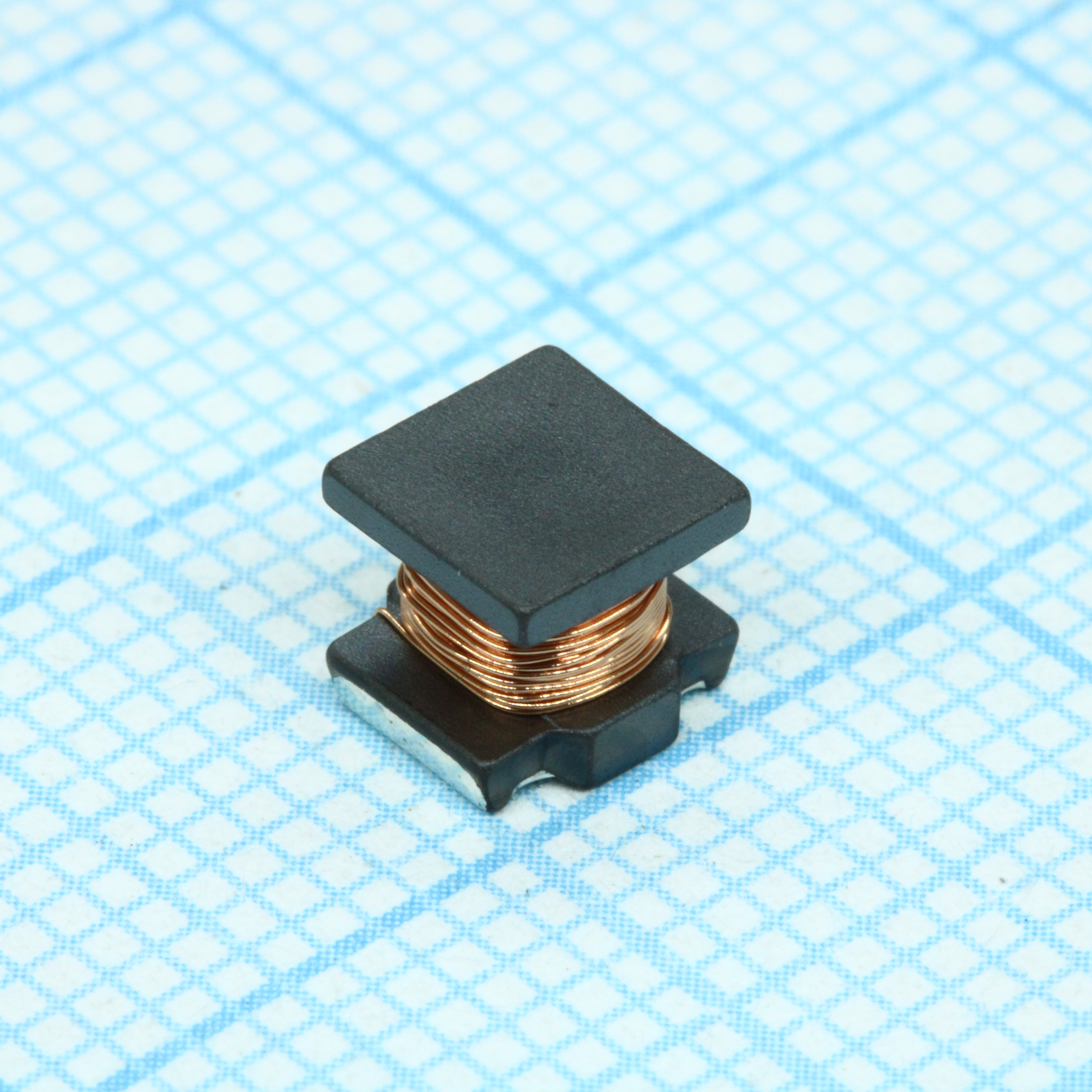 Катушка индуктивности SMD проволочная неэкранированная 220мкГн 20% 100kHz на ферритовом сердечнике 320мА 2.4Ом по постоянному току 2220 лента на катушке