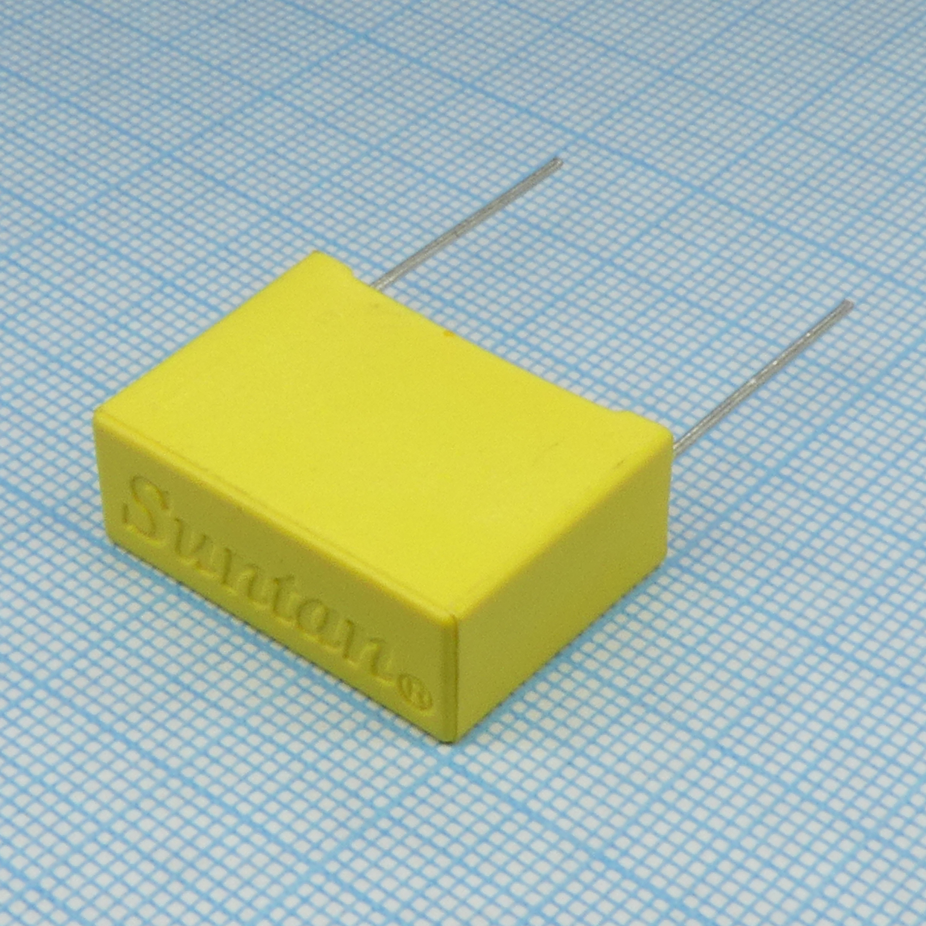 Пленочный помехоподавляющий конденсатор X2  0.68uF, 310V, радиальные выводы с шагом 22mm, (26.5 x 10 x 19mm)