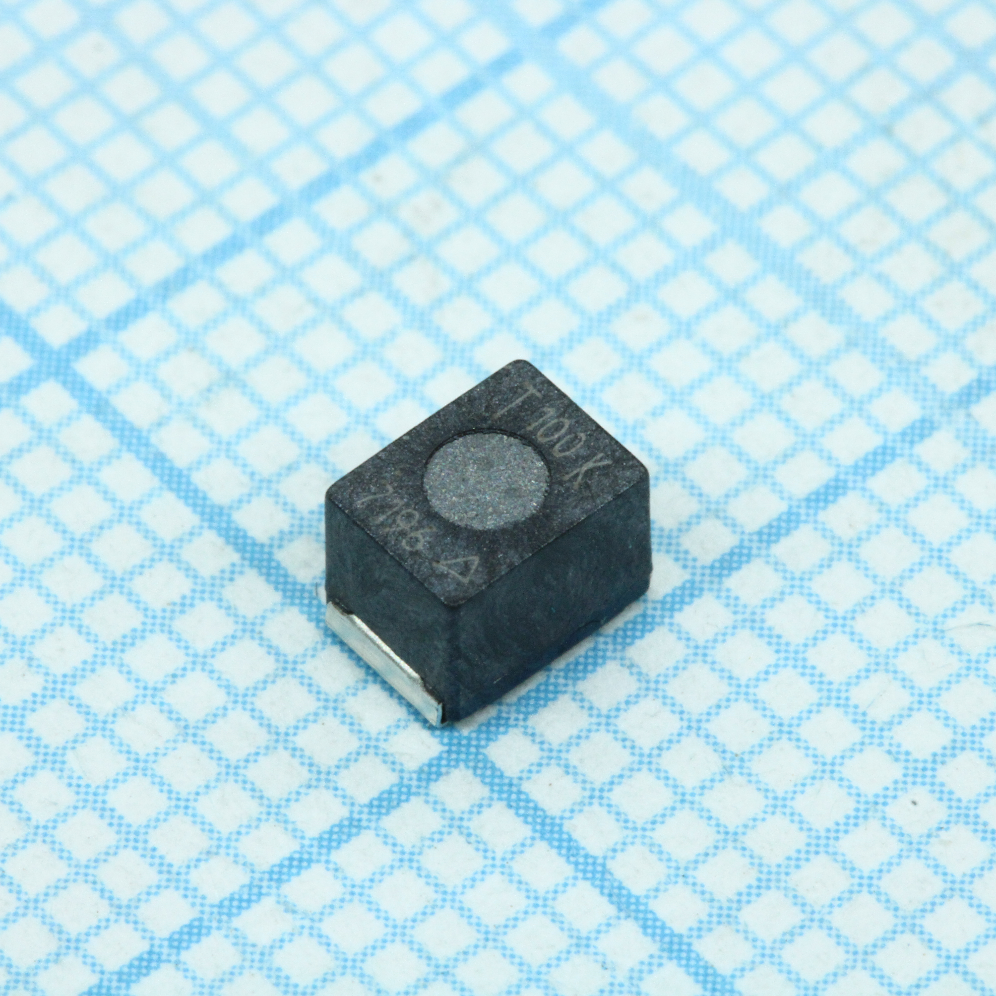 Катушка индуктивности SMD 10мкГн ±10% 2.52МГц 10Q-добротность феррит 650мА 1812 блистер лента на катушке