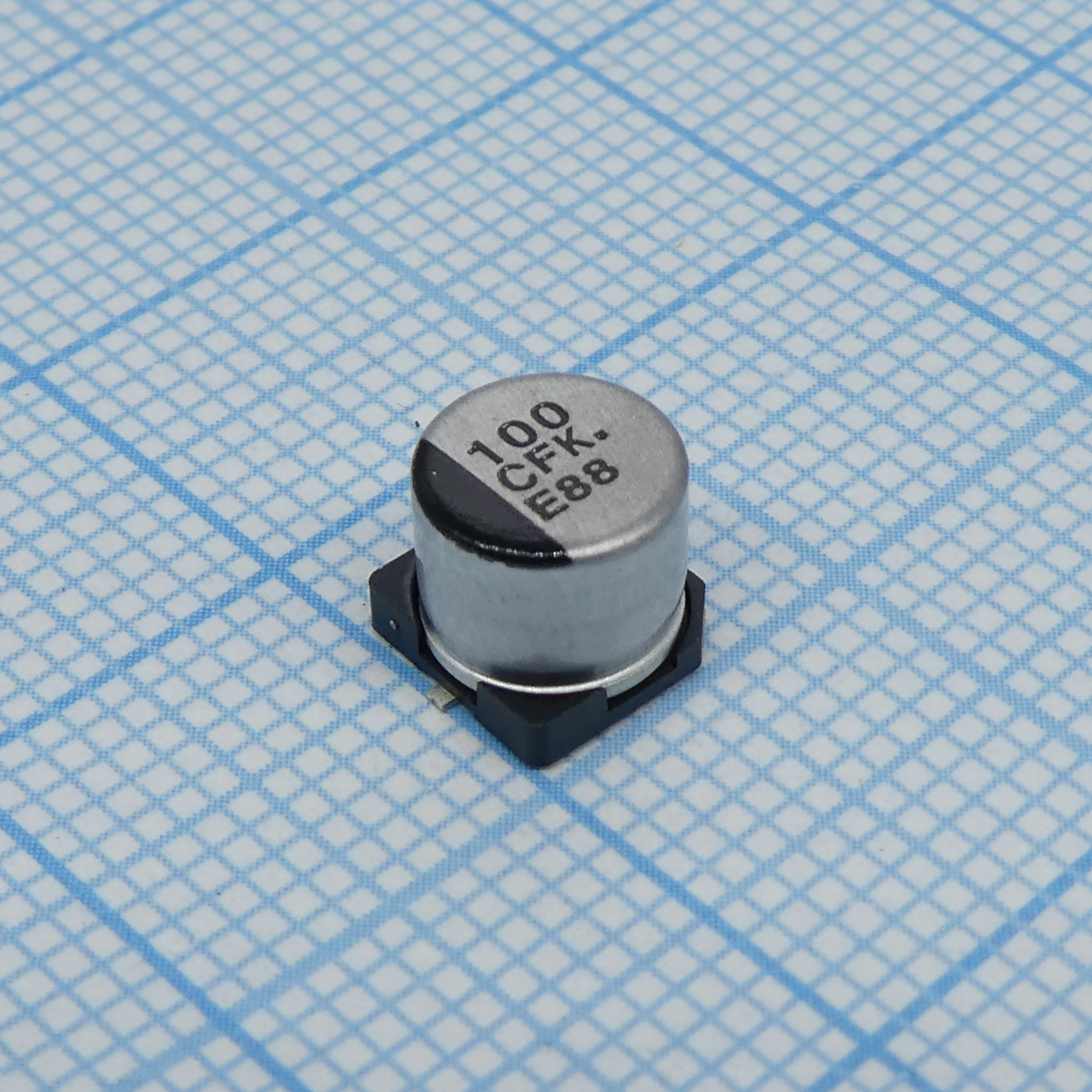 Конденсатор алюминиевый электролитический 100мкФ 16В 20% Low ESR 240мА SMD 6.3x5.8мм