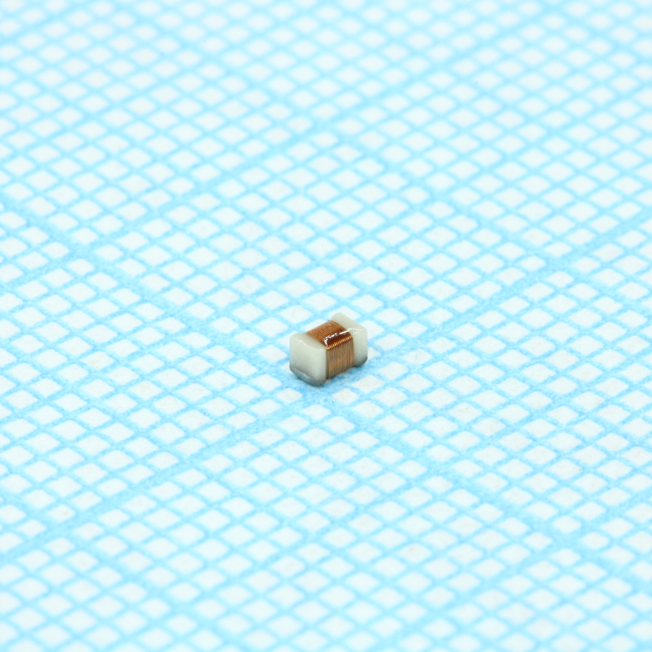 Катушка индуктивности SMD проволочная, на ферритовом сердечнике общего применения 220нГ ±5% 100МГц 35Q-добротность керамика 240мА 550мОм 0805 лента на катушке