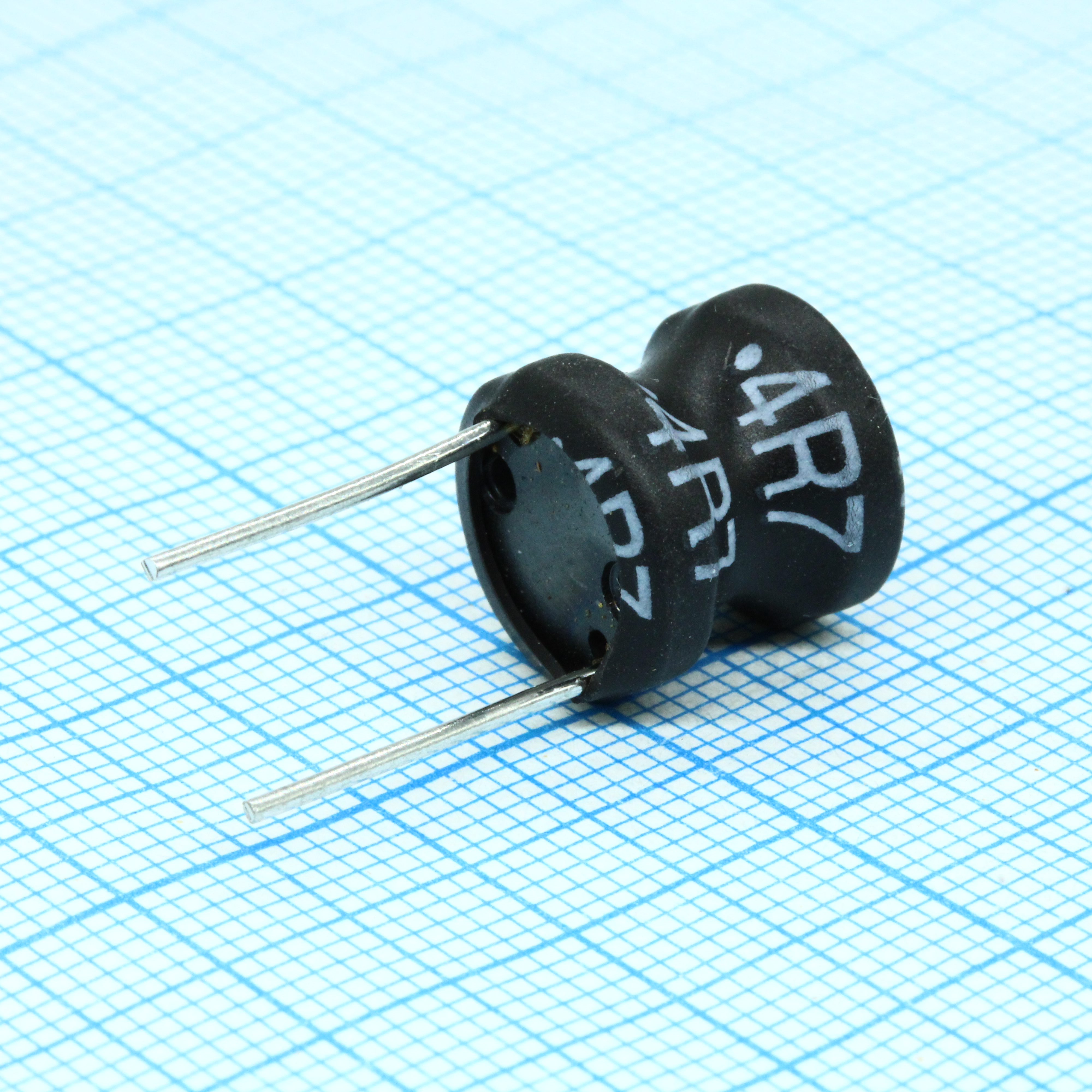 Индуктивность проволочная, радиальная, на ферритовом сердечнике 4.7uH 20% 1KHz 100Q-Factor Ferrite 4.7A 9mOhm DCR RDL Bag