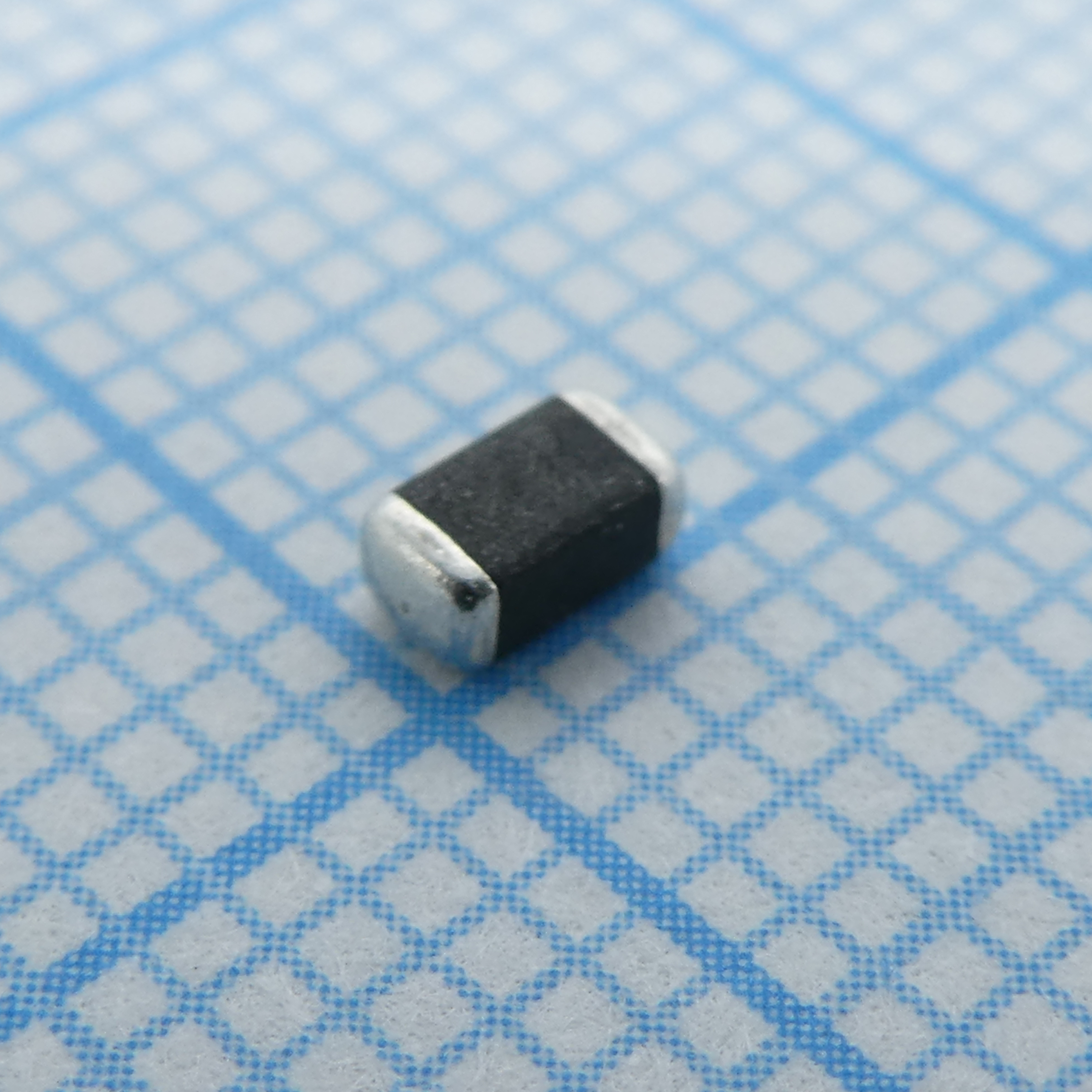 Варистор типоразмера 1206, 40VAC/56VDC 180A 77В 0.1Вт, SMD