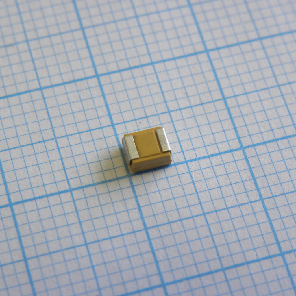 ЧИП-конденсатор танталовый 100мкФ ±20% 10В  типоразмер B низкое внутреннее сопротивление  лента на катушке
