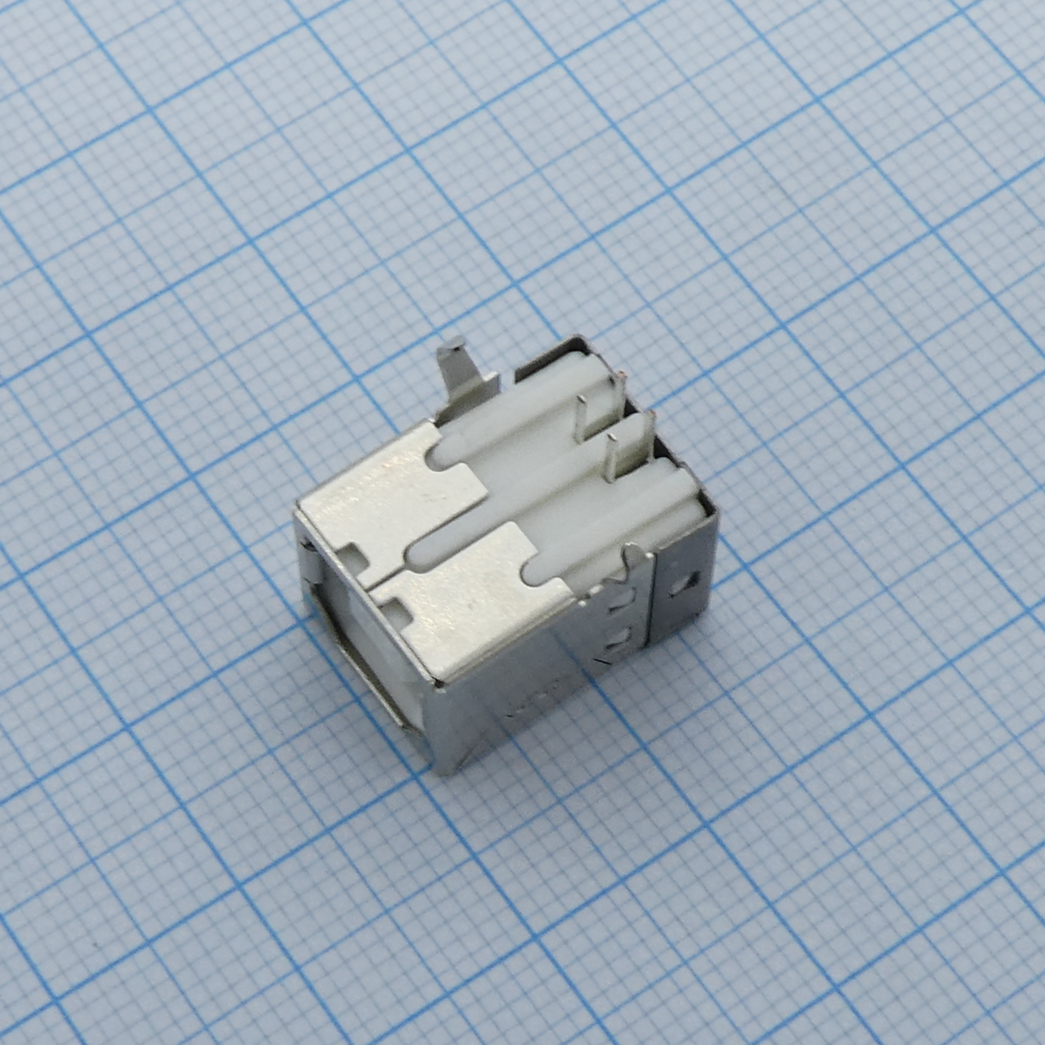 Разъем USB B розетка угловая на плату, белый изолятор, монтаж в отверстия
