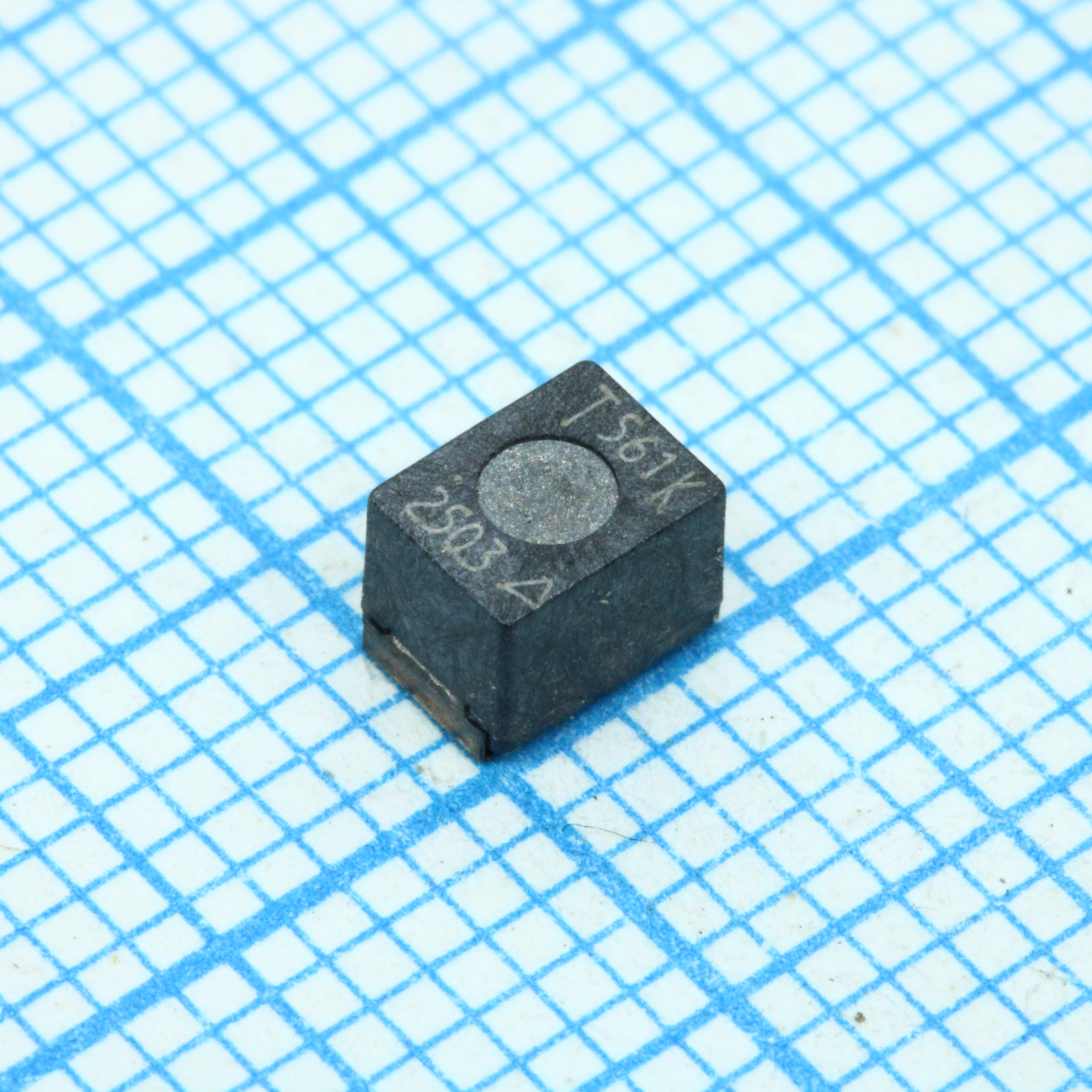 Катушка индуктивности SMD 1812 560 мкГн ±10%