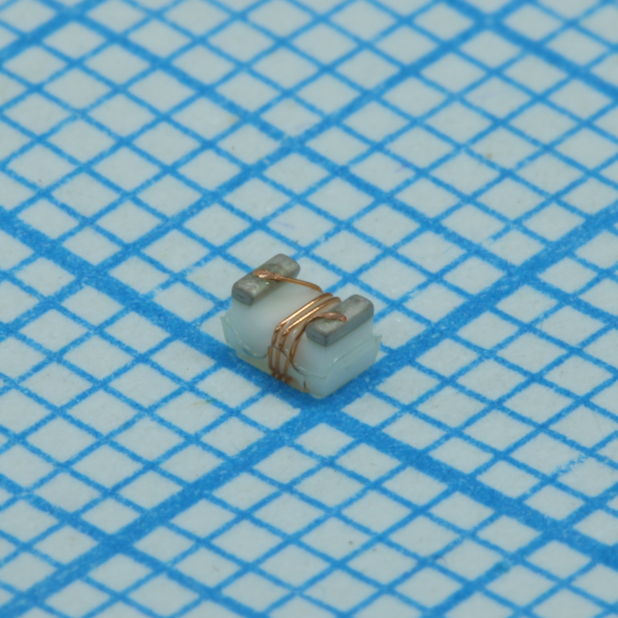Катушка индуктивности SMD высокочастотная проволочная литая 0.012мкГн ±5% 250МГц 50Q-добротность керамика 0.7A 0.09Ом 0805 автомобильного применения лента на катушке