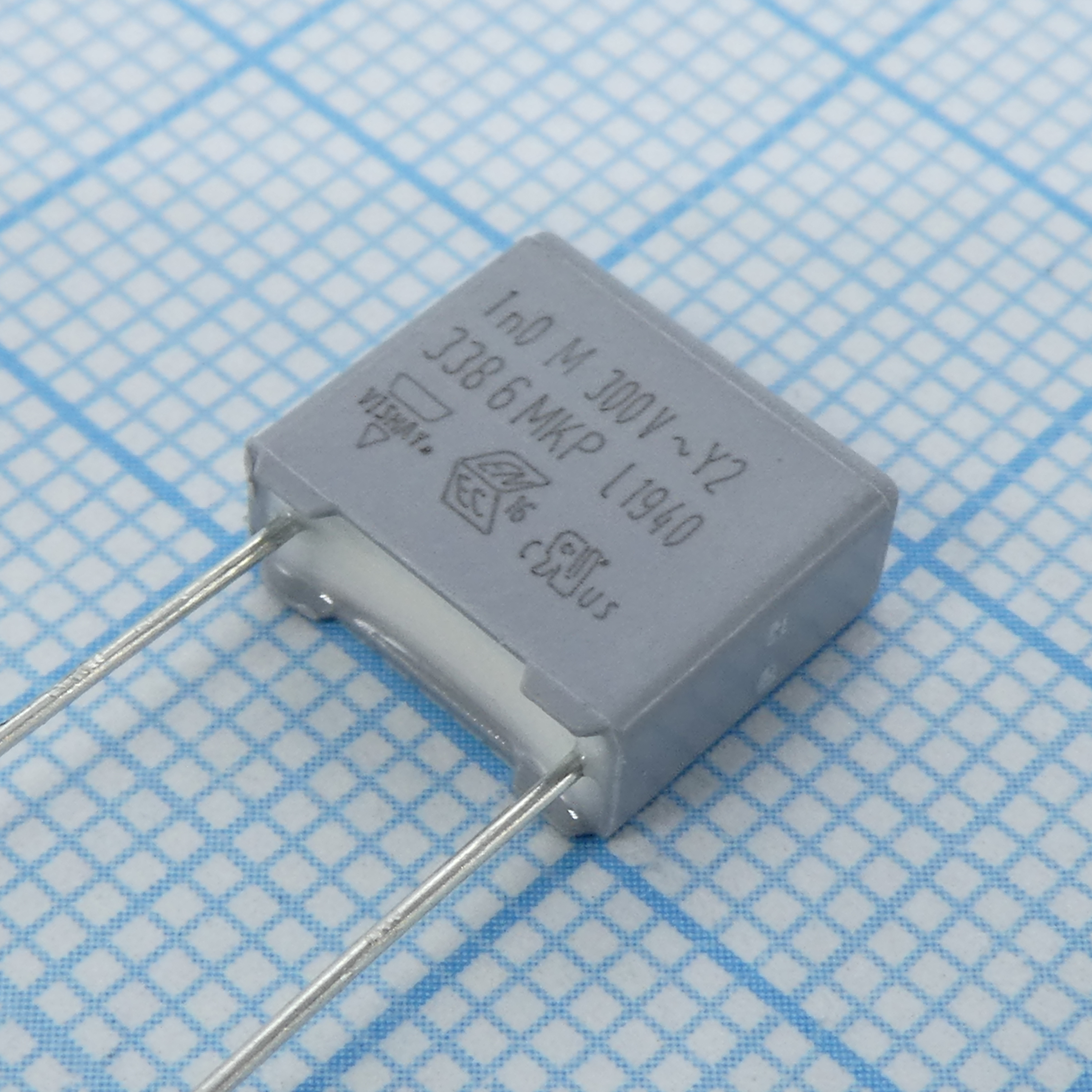 Пленочный конденсатор Y2 1000пФ 1000VDC/300VAC ±20% 10х4х6мм 105°C ammo
