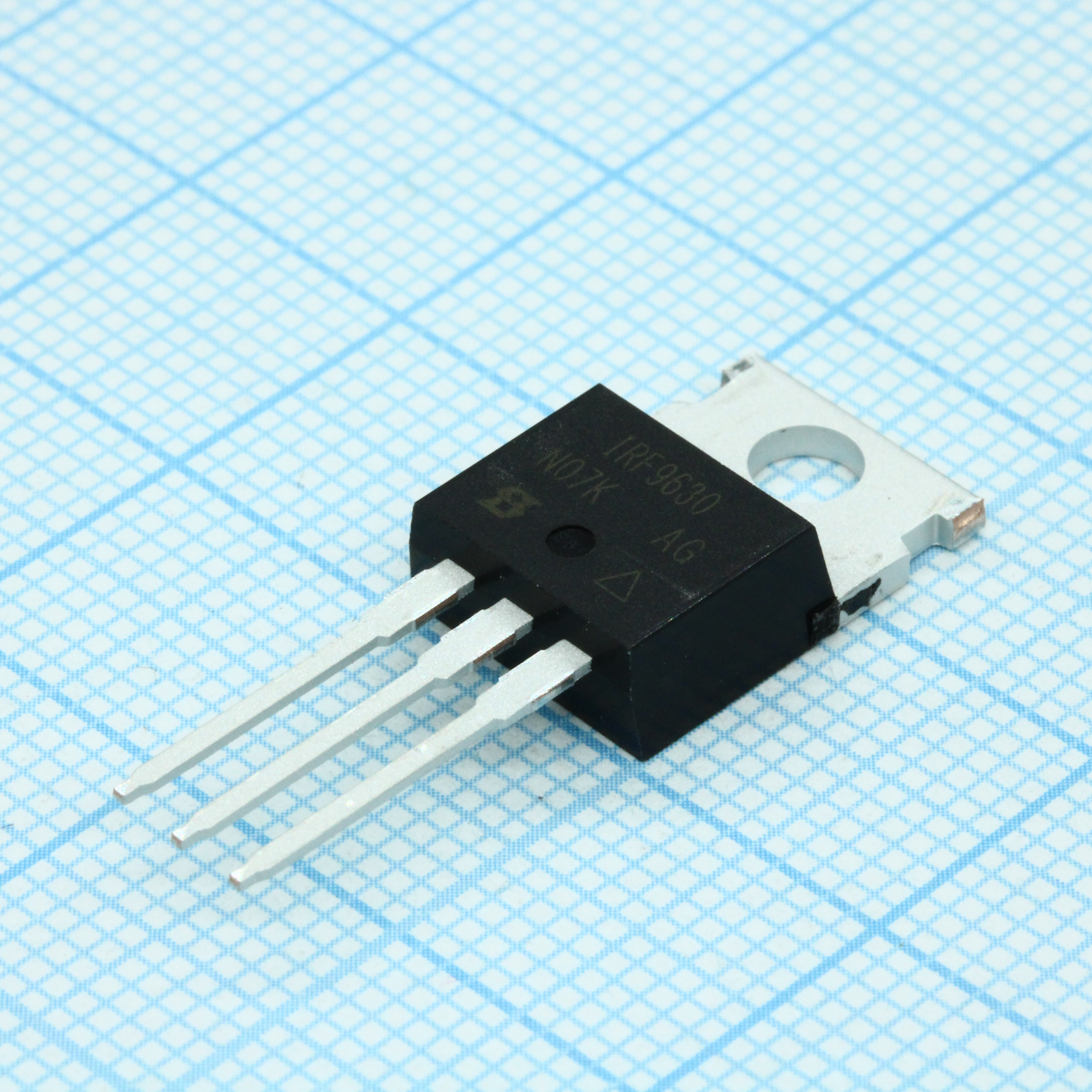 Транзистор полевой MOSFET P-канальный 200В 6.8А 74Вт, 0.8 Ом