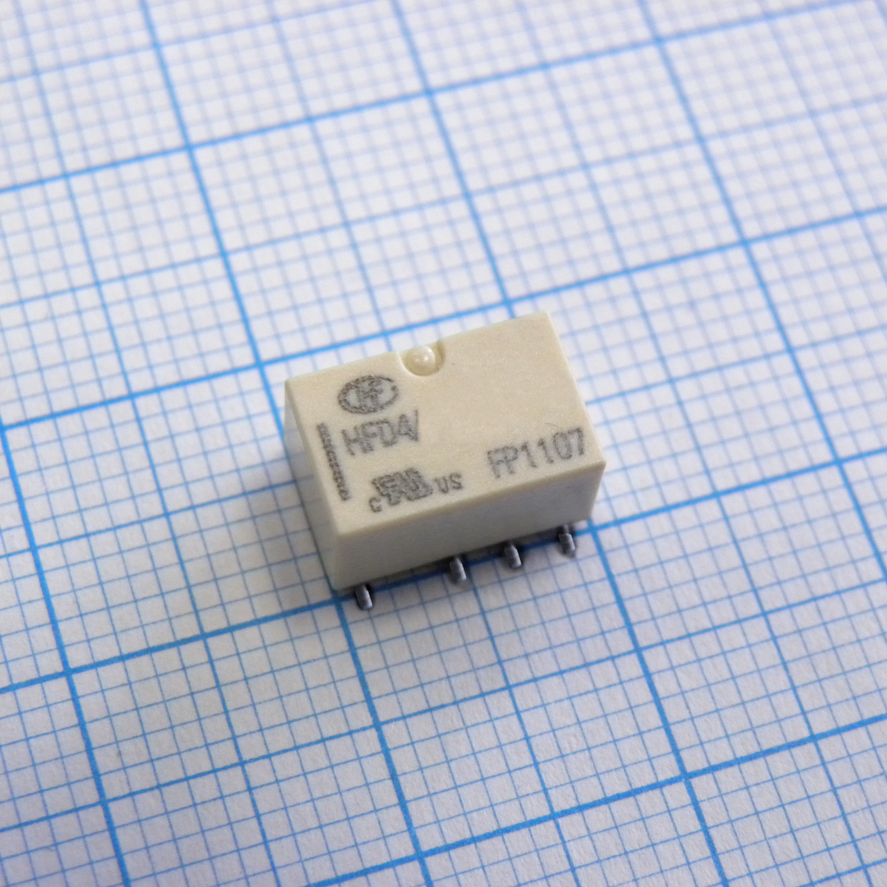 Сверхминиатюрное сигнальное реле для поверхностного монтажа серия HFD4 2 A DPDT (две контактных группы-два направления) катушка 3В