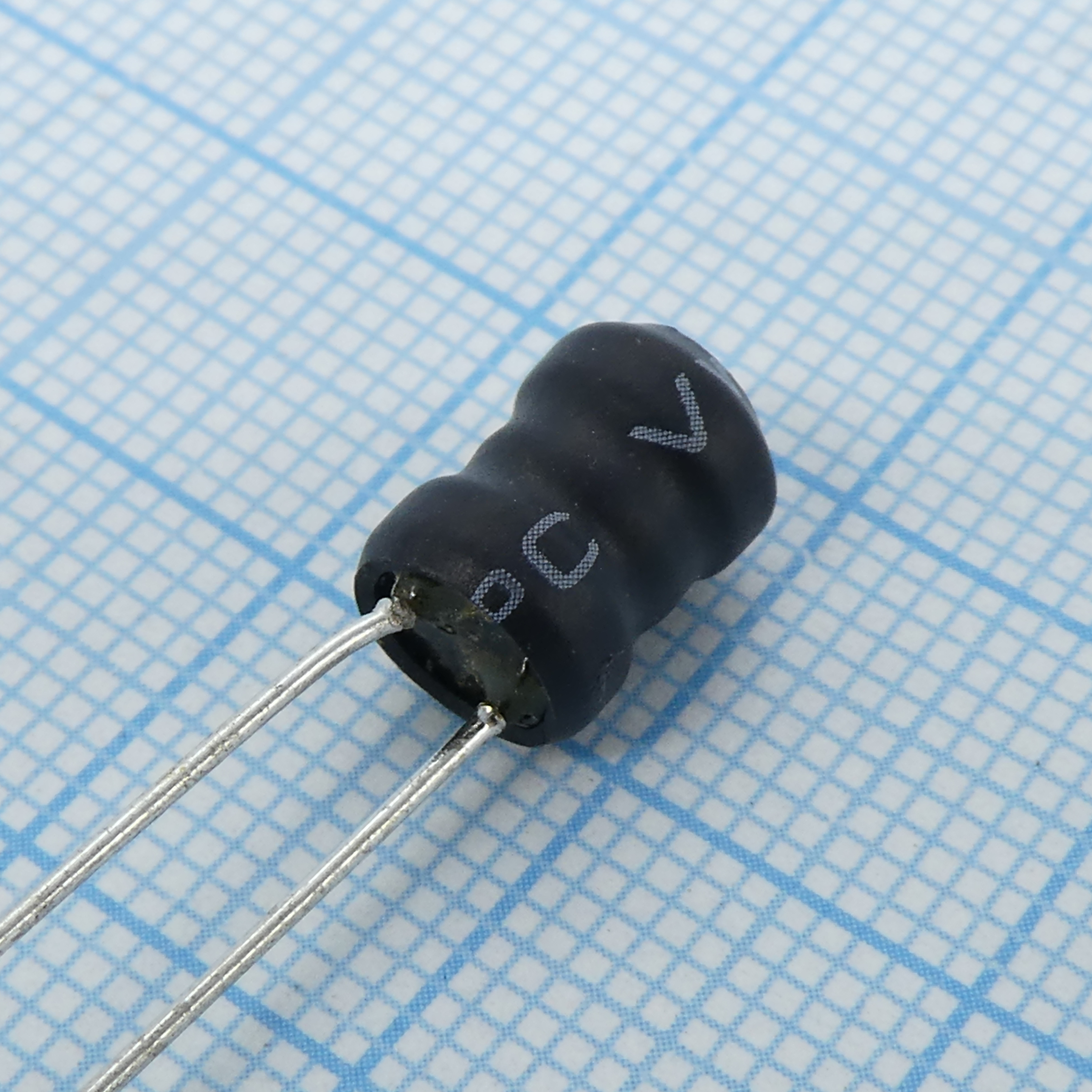 Индуктивность радиальная 27mH 22mA 90Ohm DCR p=3,5mm
