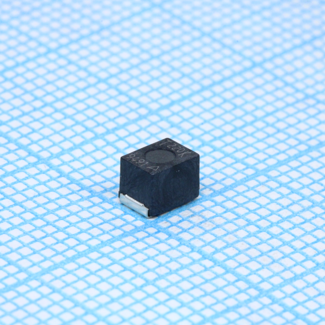 Катушка индуктивности SMD высокочастотная литая проволочная 22мкГн ±10% 2.52МГц 10-добротность 0.45А 0.7Ом автомобильного применения лента на катушке