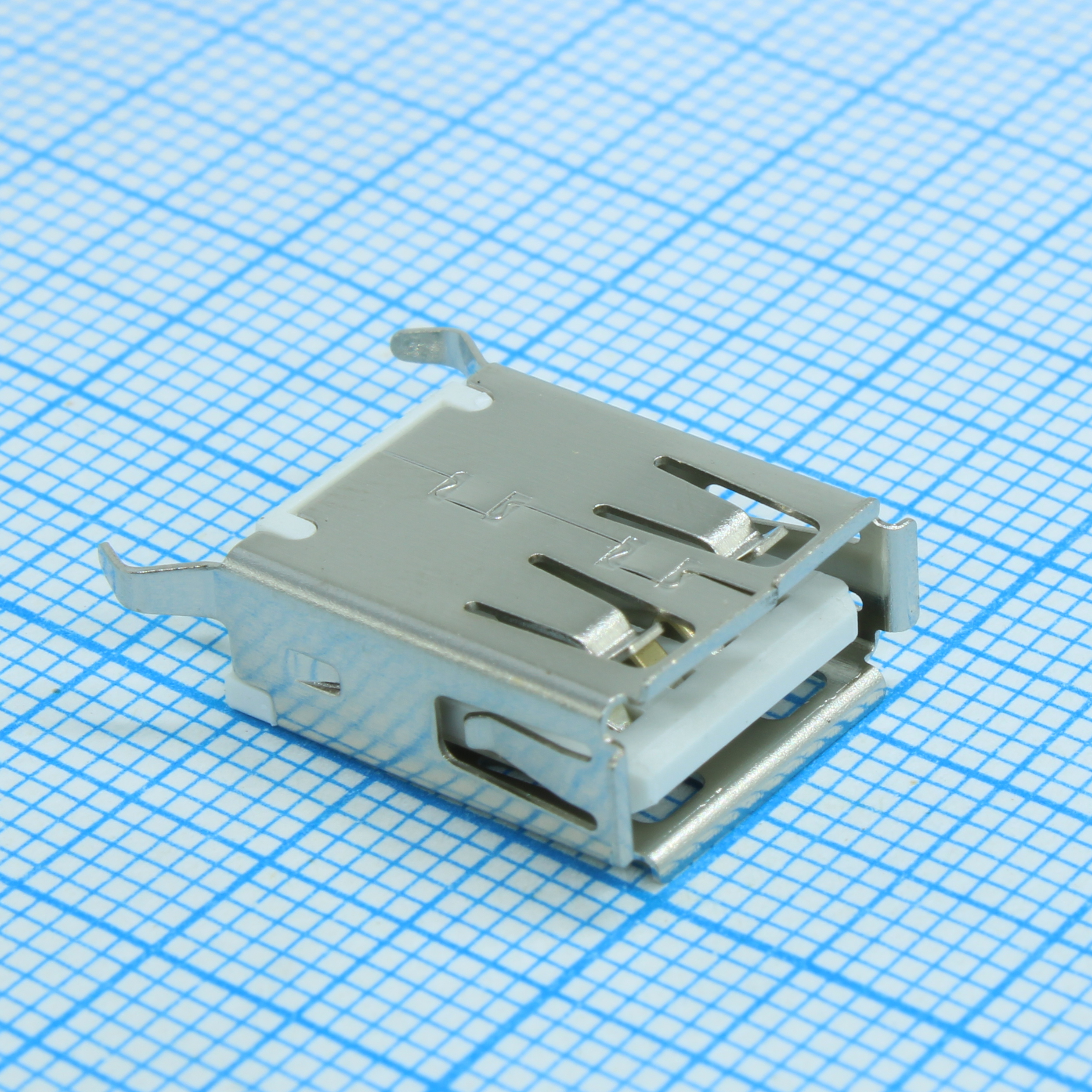 Разъем USB A розетка прямая на плату, белый изолятор, монтаж в отверстия