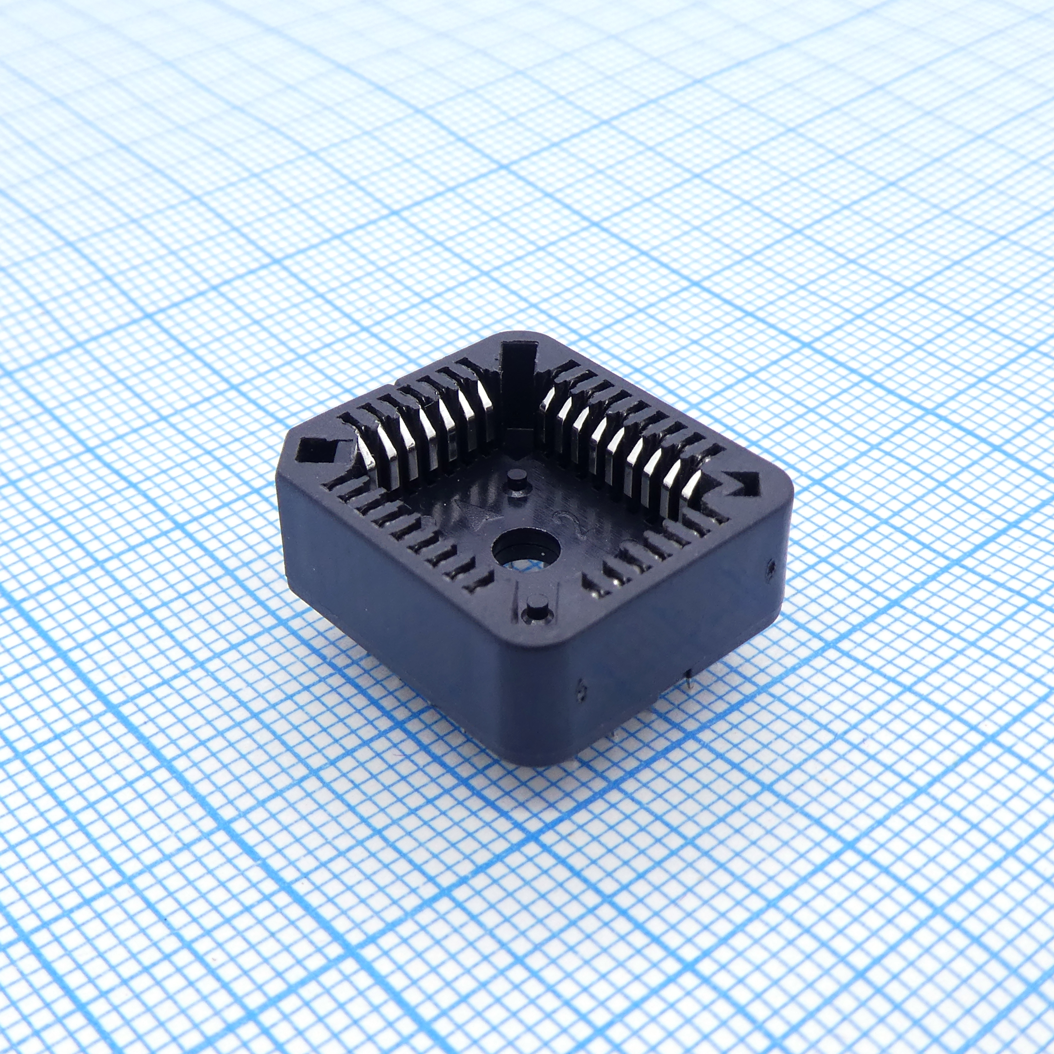 PLCC сокет 32 контакта шаг 1.27, коричневый, H=3.81мм, DIP