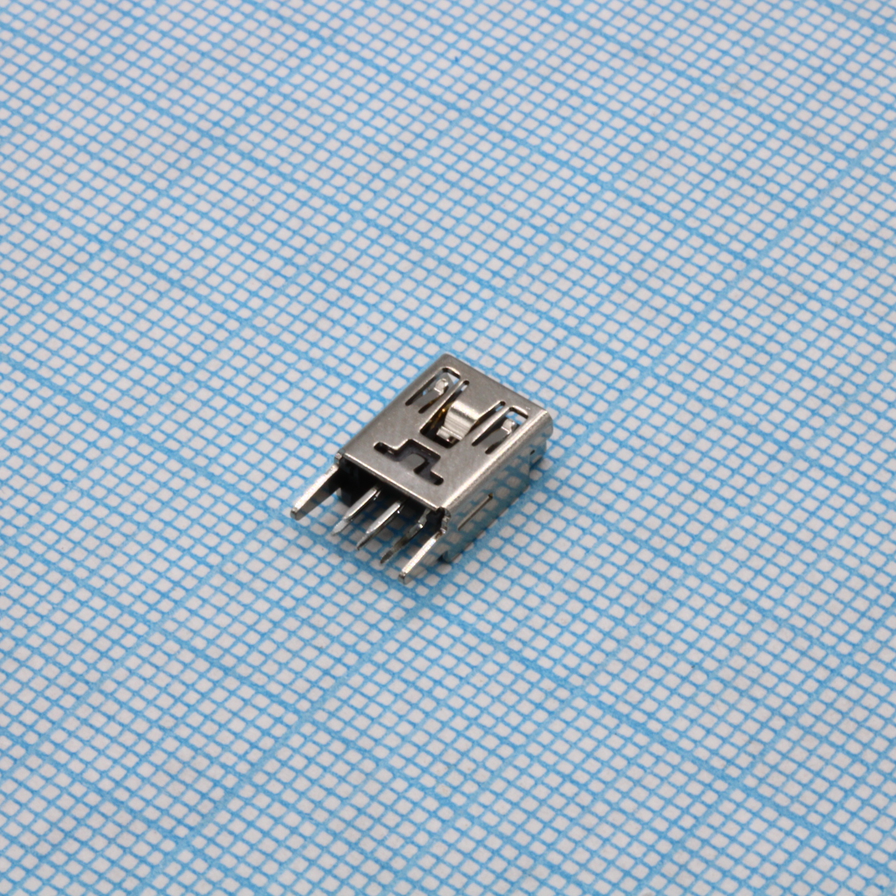 Разъем Mini USB B розетка 5 контактов, вертикальная на плату (с прямыми фиксат. в отверст. платы/ тип "straight", H = 9.2/9.45 мм, разметка:  шаг 3.20/1.60 мм, межрядн. расст. 2.00 мм)