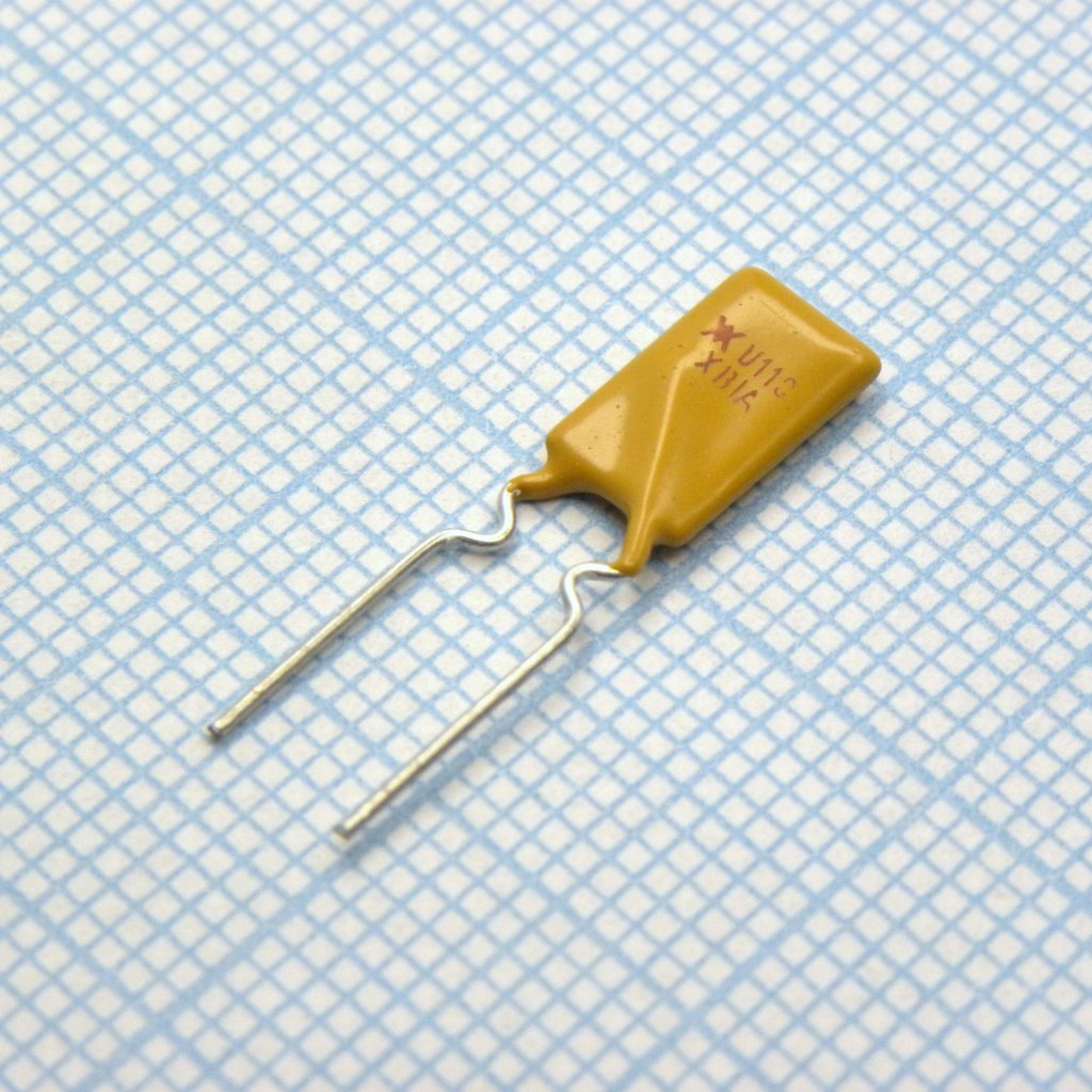 Самовосстанавливающийся предохранитель PTC 1.1A(hold) 2.2A(trip) 30V 100A 0.7W 6.6s 0.07Ohm Radial 7.4 X 3 X 14.2mm Loose