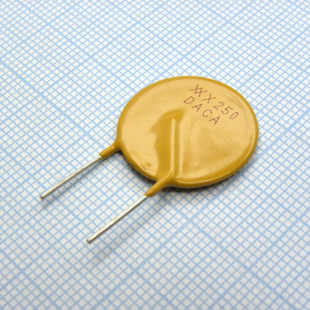 Самовосстанавливающийся предохранитель PTC 2.5A(hold) 5A(trip) 72V 40A 2.5W 15.6s 0.05Ohm, радиальные выводы, 20.8 X 3 X 25.4mm, россыпью