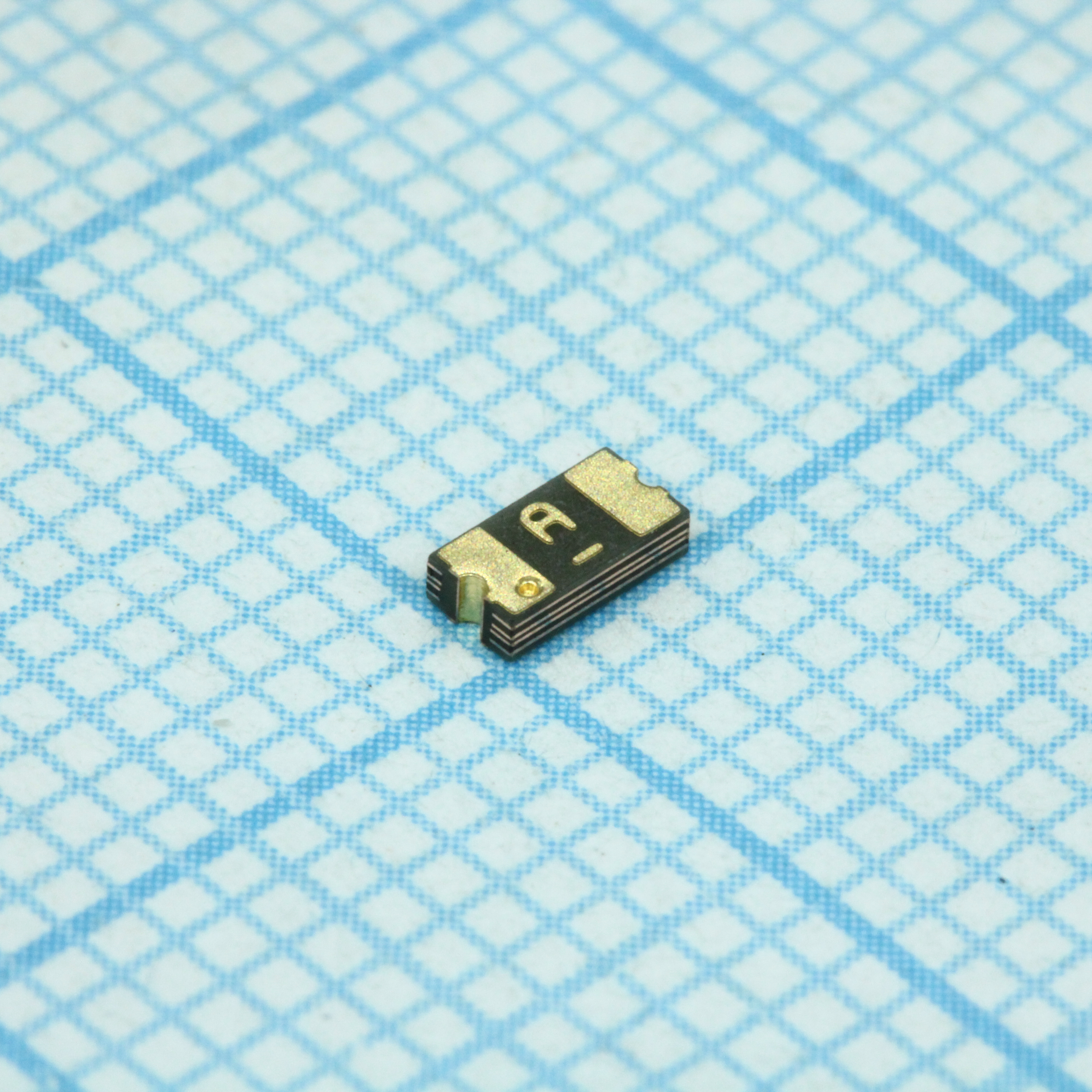 Самовосстанавливающийся предохранитель PTC 2A(hold) 4A(trip) 6V 100A 0.7Вт 1с 0.02Ом для поверхностного монтажа 1206 автомобильного применения лента на катушке
