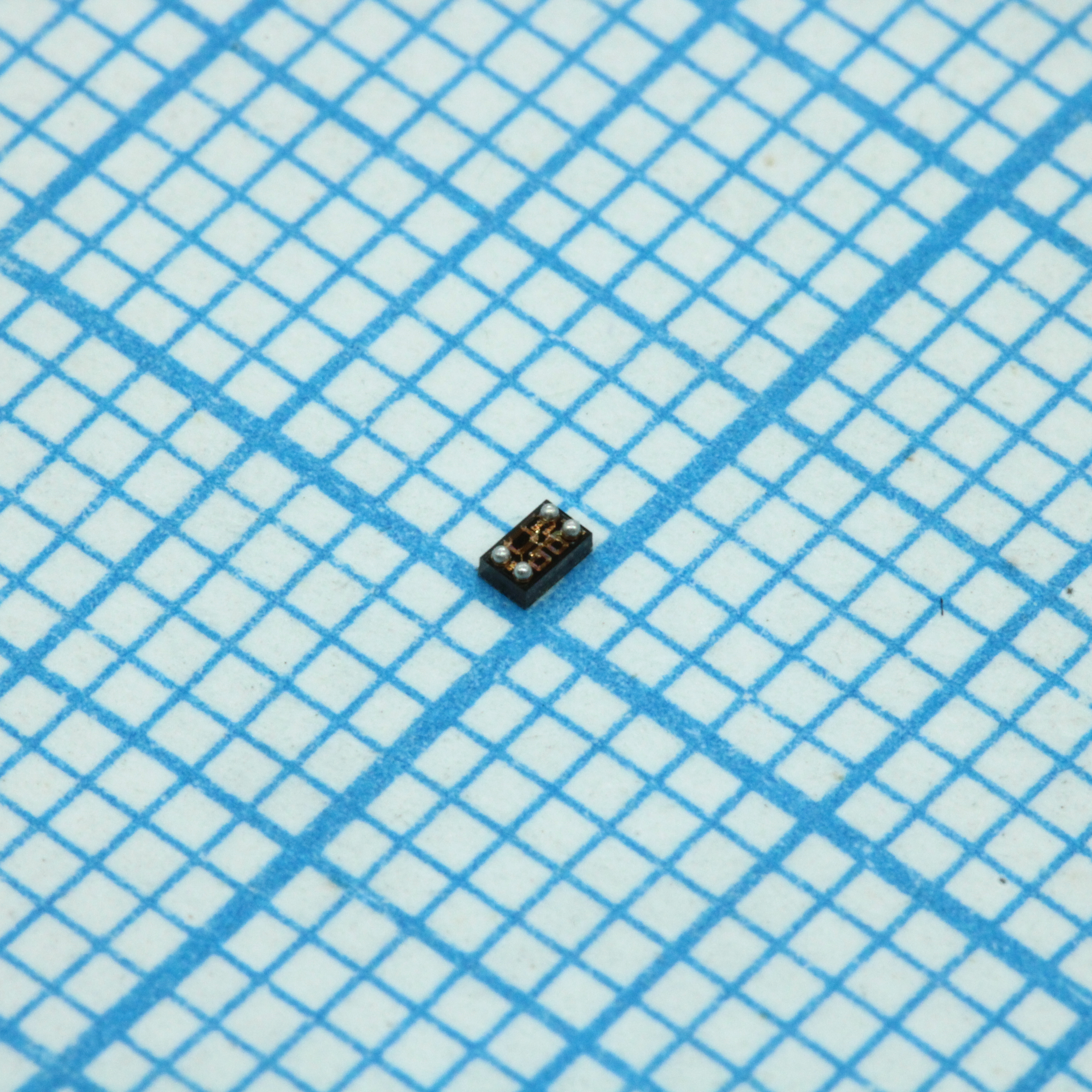 Ультраминиатюрный 50-омный балун со встроенным фильтром гармоник BlueNRG - FLIP CHIP-4
