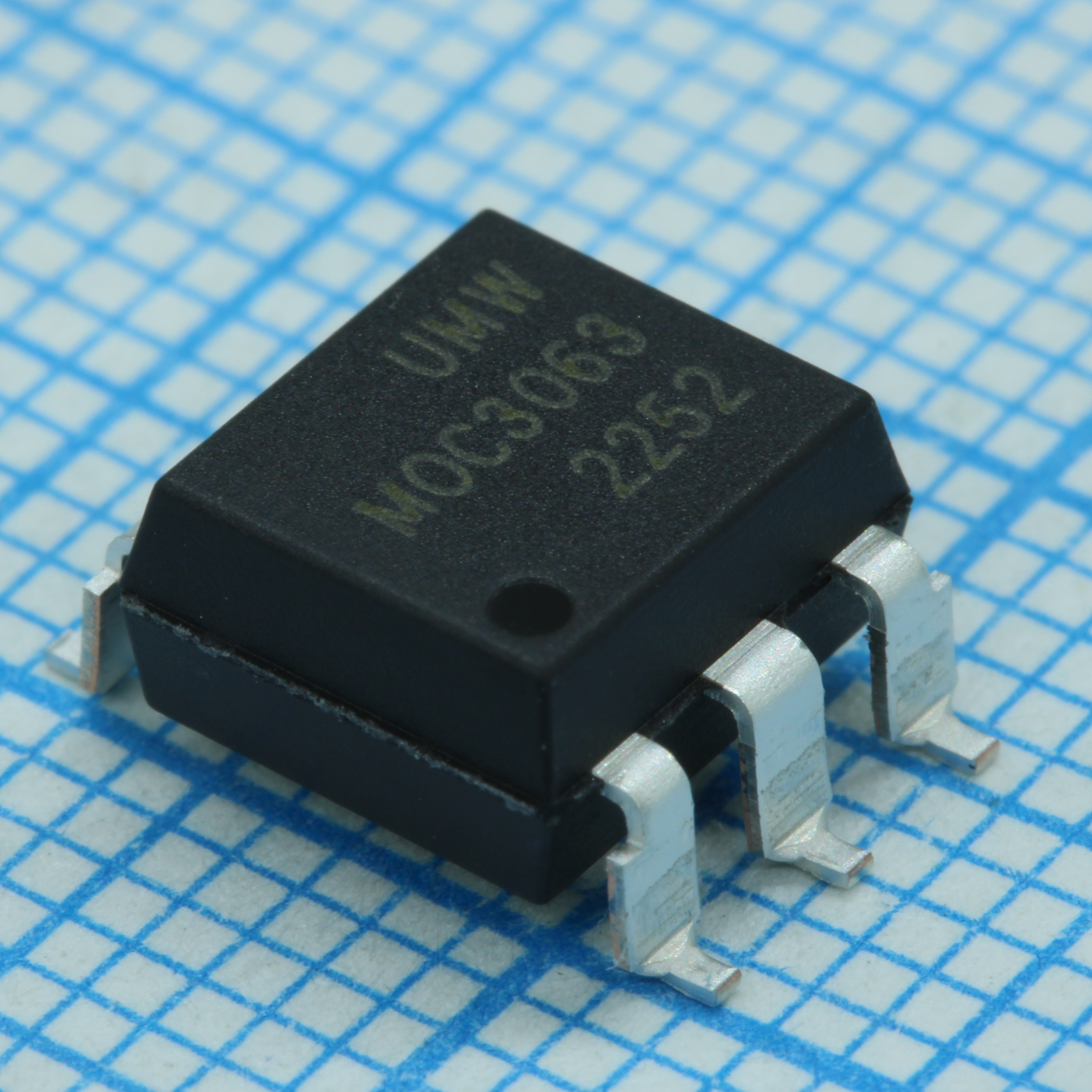 Оптопара симисторная 5кВ 6SMD