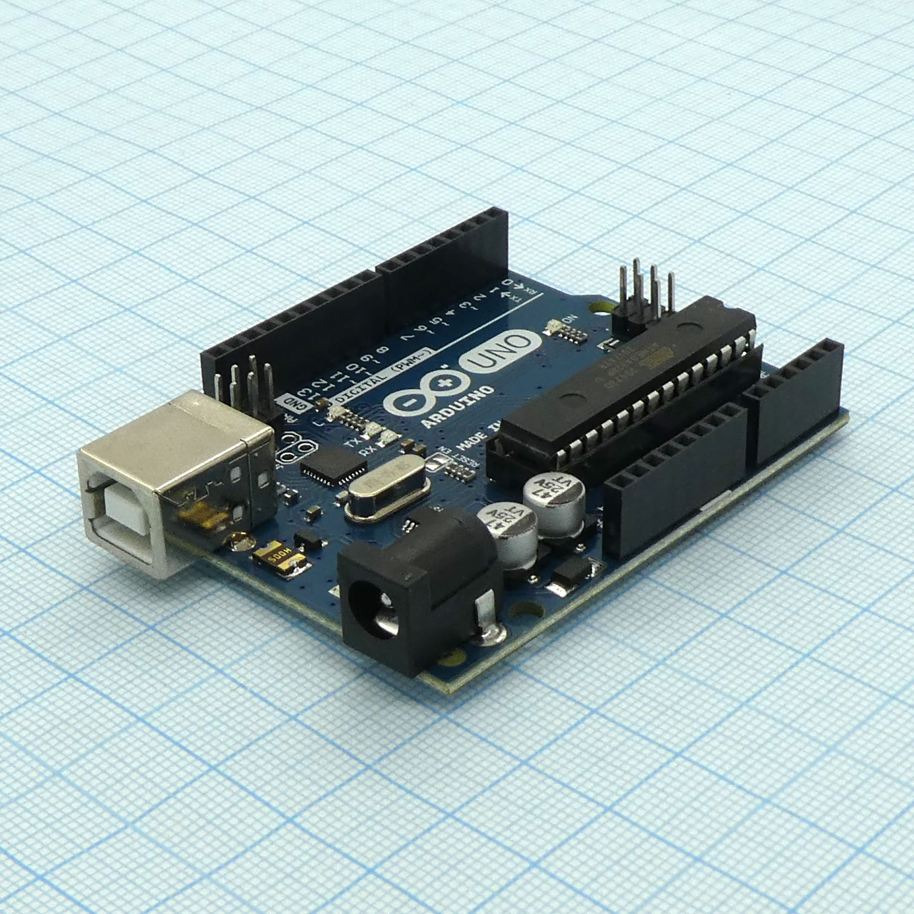 Arduino Uno контроллер построен на ATmega328 . Платформа имеет 14 цифровых вход/выходов (6 из которых могут использоваться как выходы ШИМ), 6 аналоговых входов, кварцевый генератор 16 МГц, разъем USB, силовой разъем, разъем ICSP и кнопку перезагрузки.