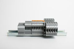 Для клемм Phoenix Contact (серия: UT, ST и PT), cечение клеммы 2,5 мм кв., ширина маркера 5,2 мм, цвет белый, для принтера: RT200, RT230, в упаковке 5700 маркеров