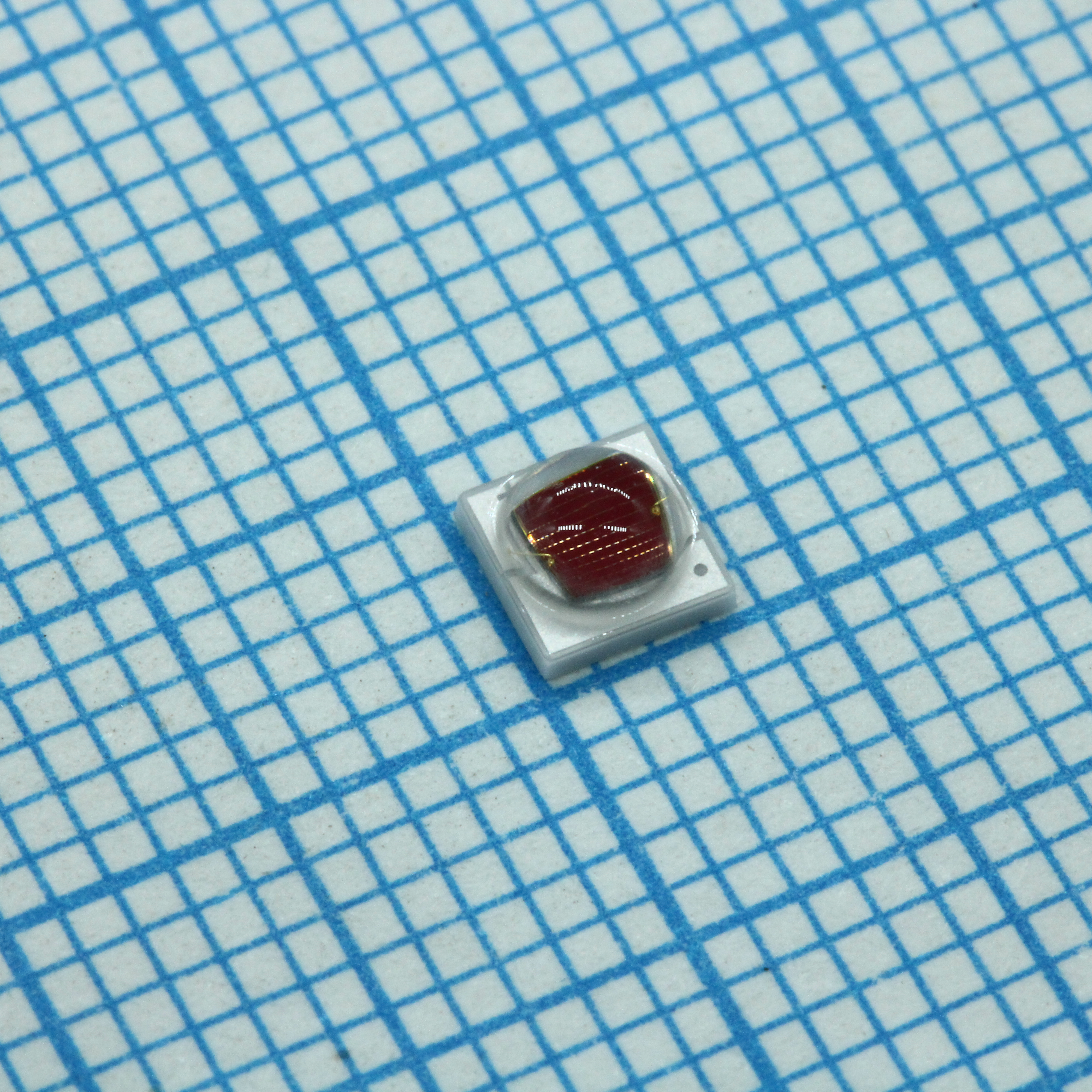 Светодиод smd 3,45x3,45x2,15мм/ красный/ 660нм/ 70лм (1050мВт, 5.5 umol/s) при 700мА/ 2,4Вт/ 2.2В/ Ifmax=1000мА/ 130°