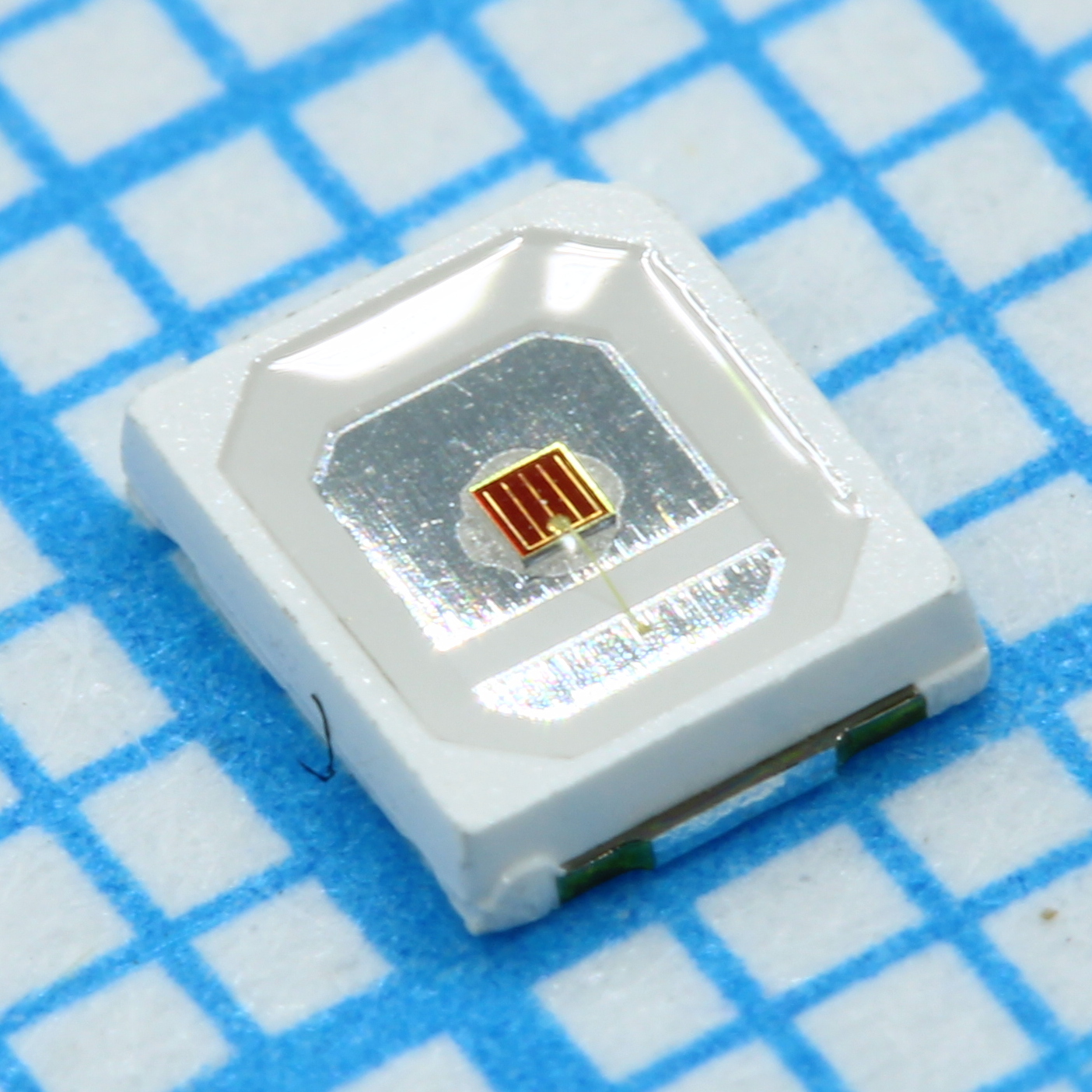 Светодиод smd 2.8x3.5x0.7мм/красный/ 660нм/2.2v/ 2200mcd (150мВт, 0.8umol/s) при 150мА/ Ifmax=150мА/ 120°/ Фито