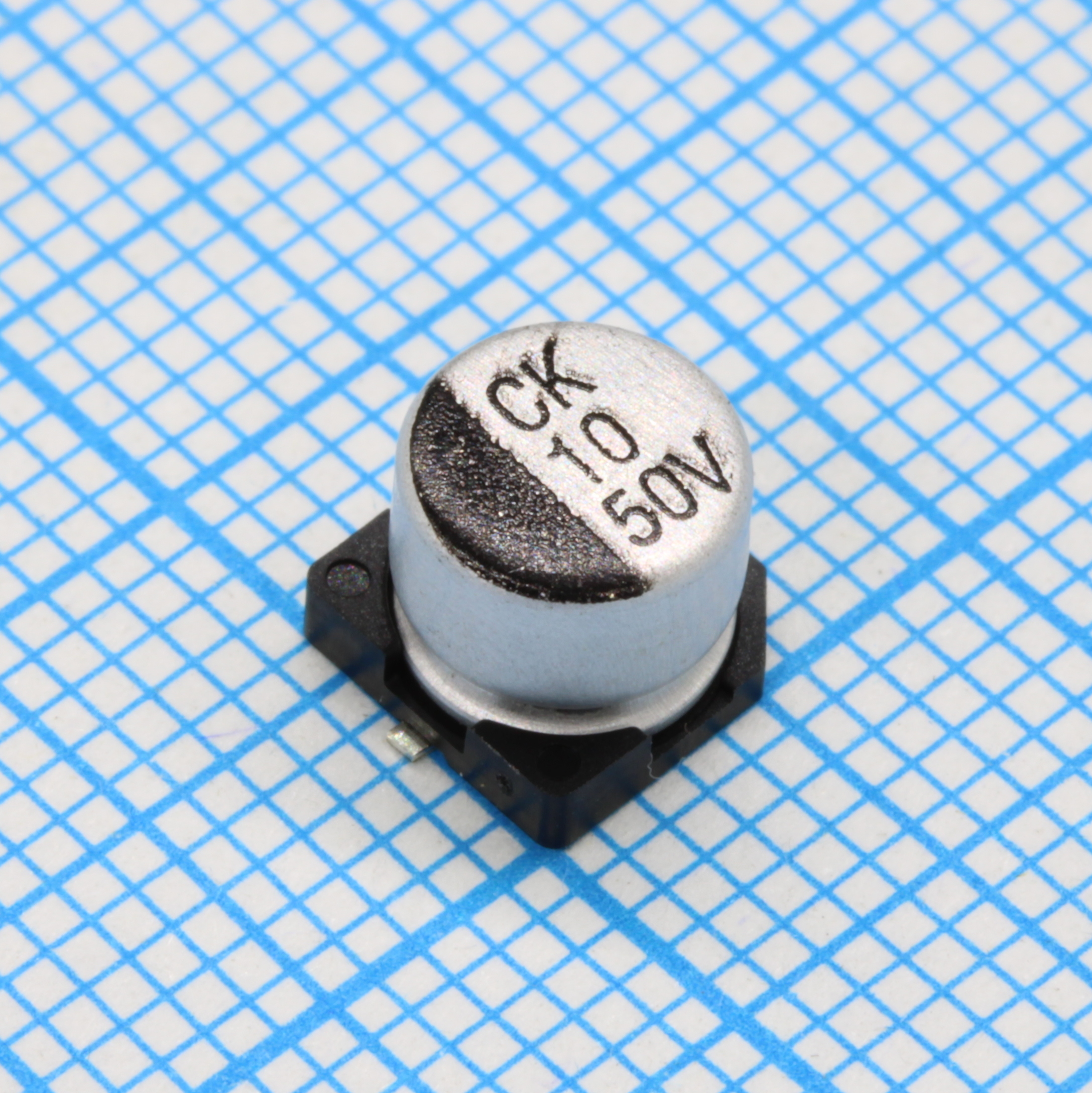 Конденсатор алюминиевый электролитический 10мкФ 50В ±20% (6.3х5.4мм) SMD 28мА 1000часов 105°С лента на катушке