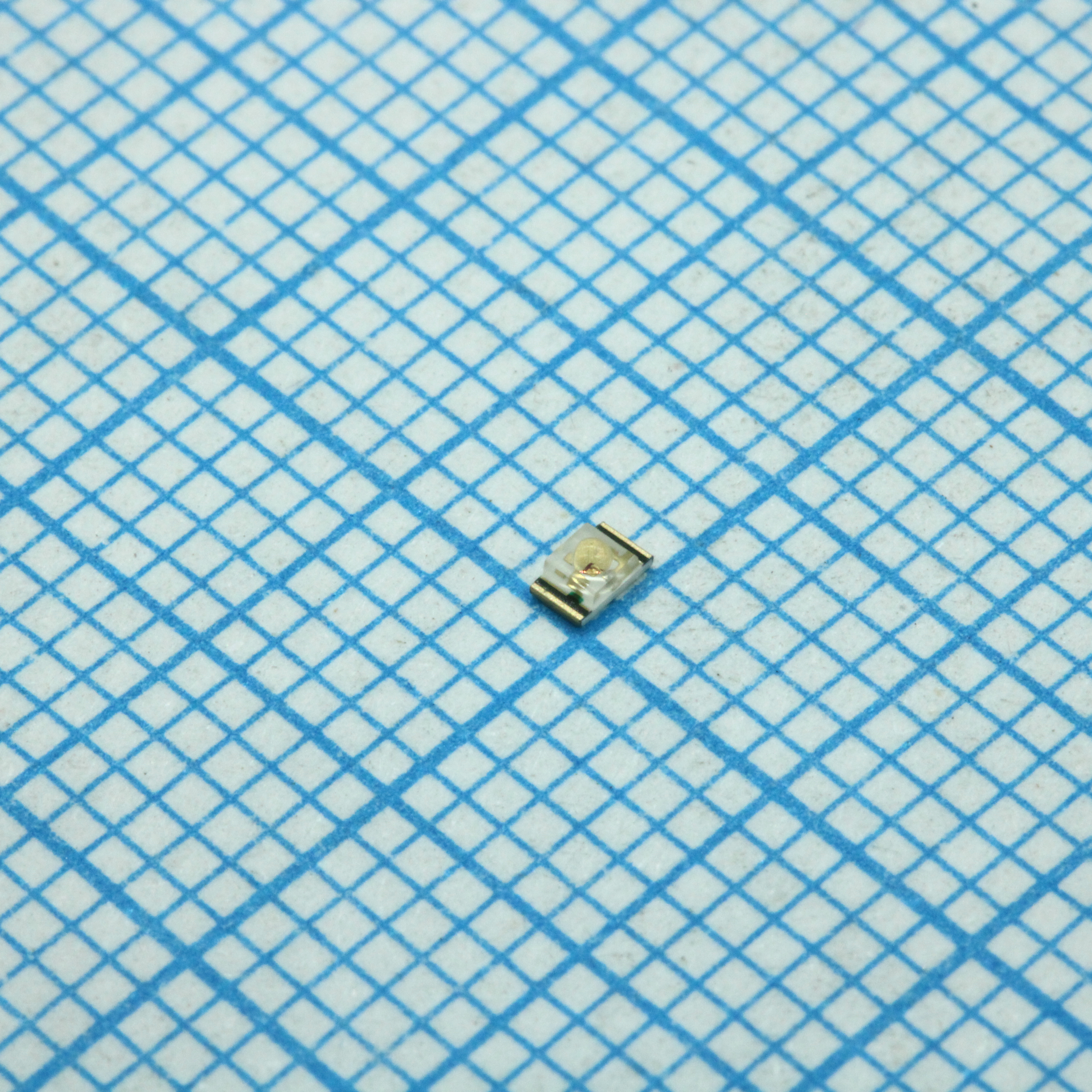 Чип светодиод SMD красный сверхяркий 2,0x1,25мм 40° прозрачный 150/60 мКд 1,5/2,1В