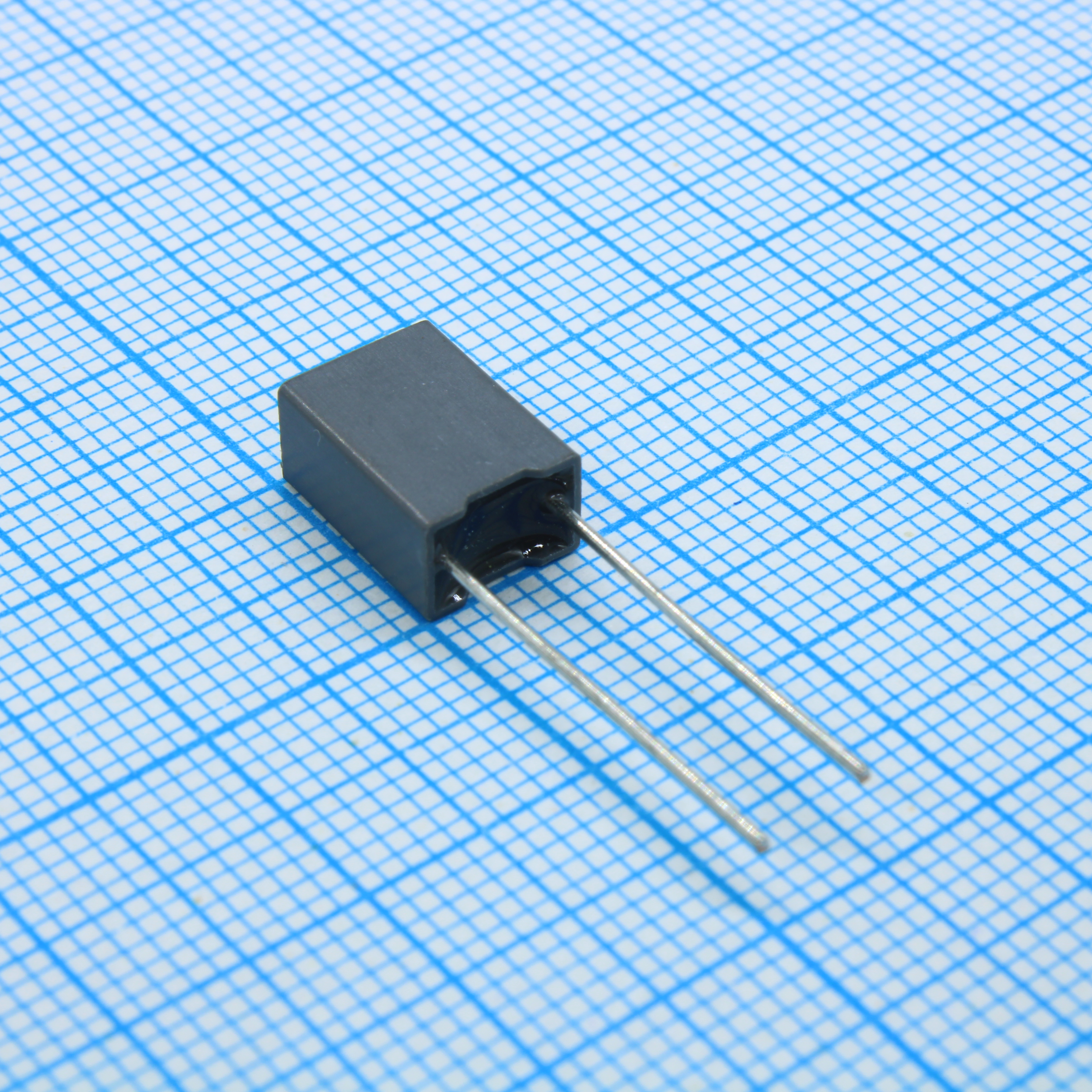 конденсатор металлопленочный полиэтилентерефталатный 1uF ±5% 63V (7.2 X 5 X 10mm) радиальный 5mm в ленте