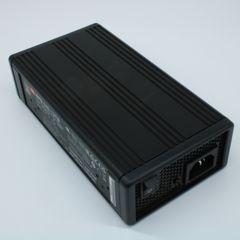 AC/DC зарядное устройство, 14.4V/13.5A, вход 90…264VA C, 47…63Гц /127…370В DC, изоляция 3000В AC, PFC, для свинцовых (обслуживаемых, гелевых, AGM) и Li-ion (Fe, Mn), 2/3 стадии заряда, 182.7*96*49мм, -30…+70°С