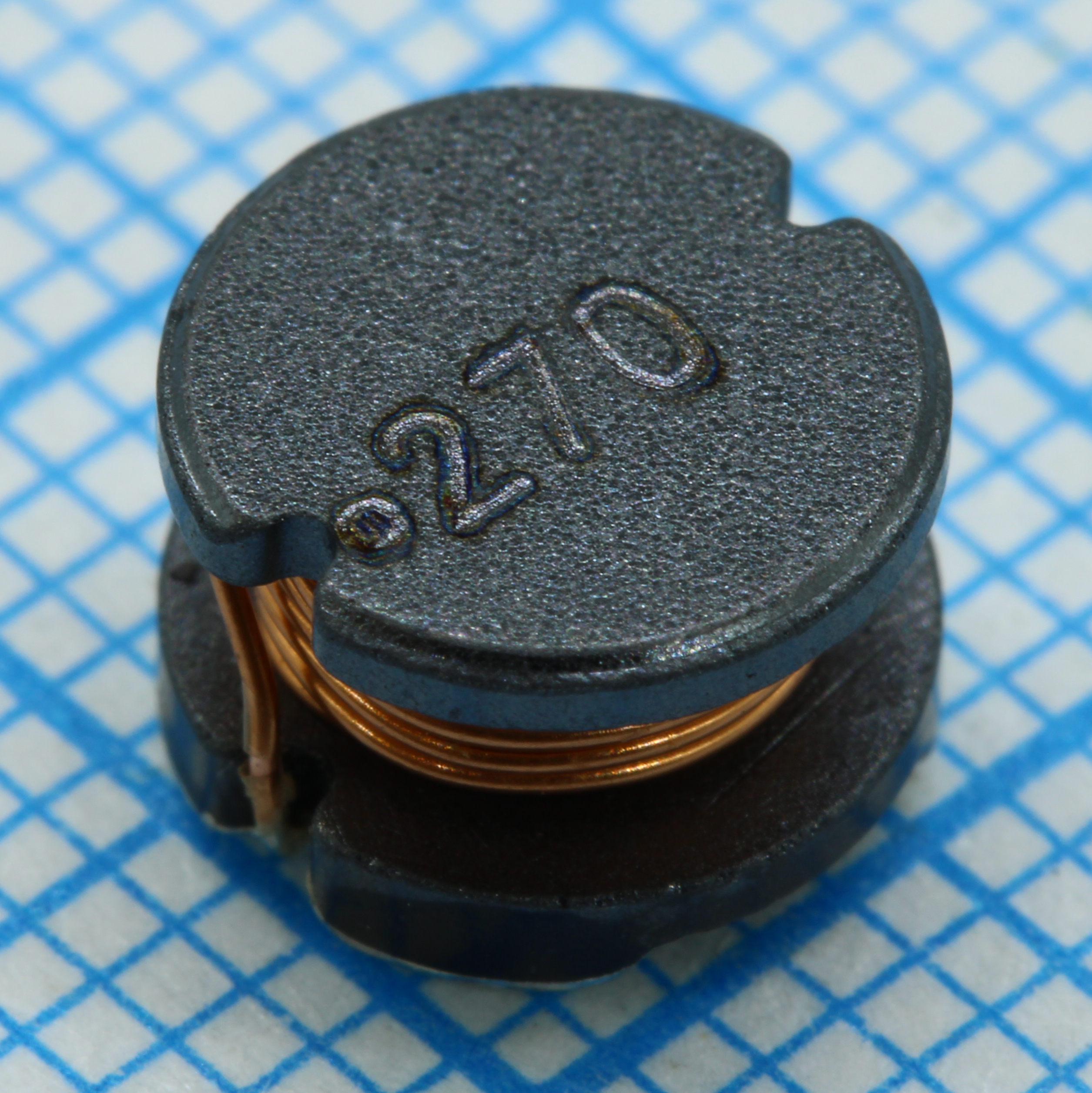 Индуктивность SMD силовая неэкранированная проволочная 27мкГн ±10% 1кГц 20Q-Фактор феррит 1.3A 0.12Ом по постоянному току лента на катушке