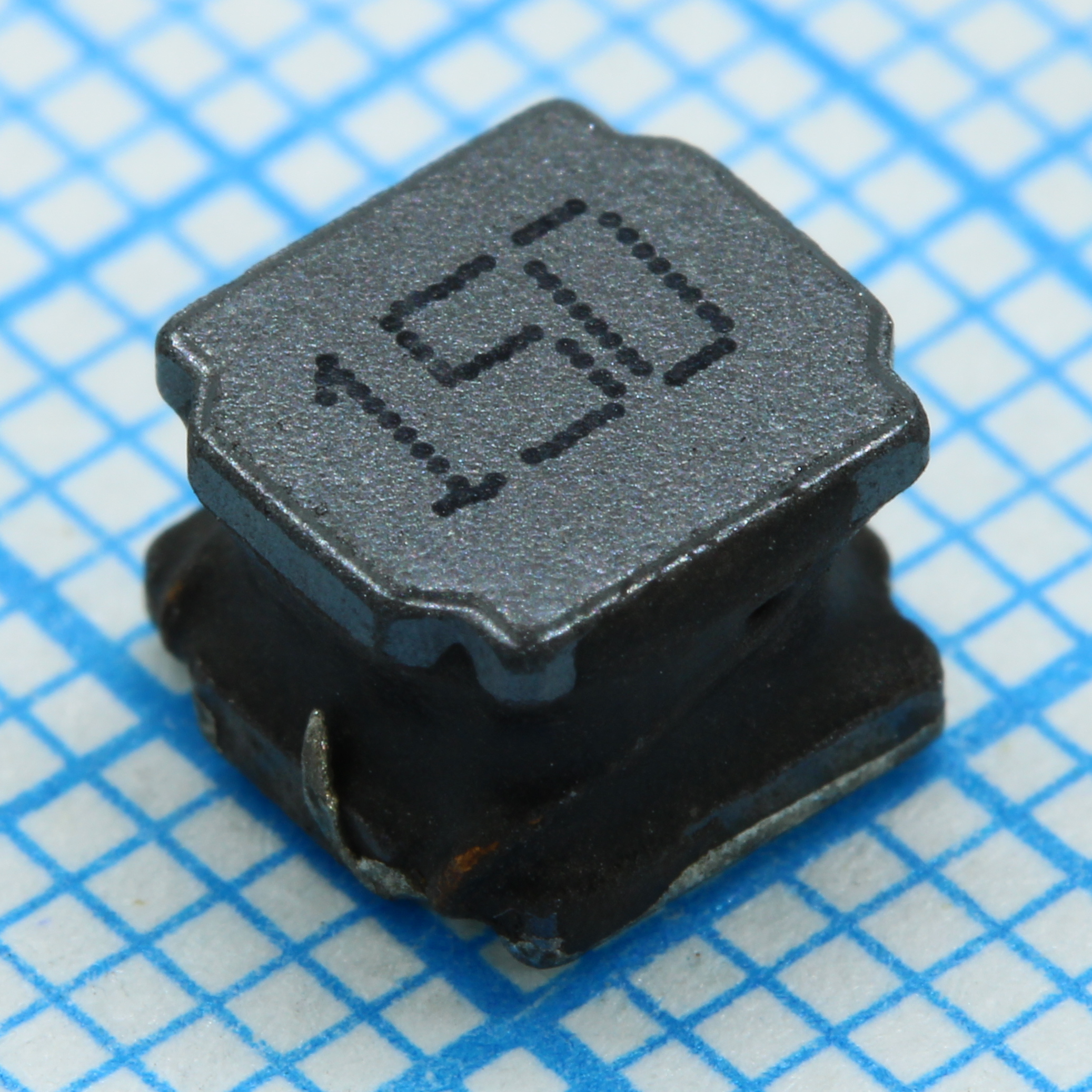 Индуктивность SMD силовая полуэкранированная проволочная 4.7мкГн ±20% 1МГц 15Q-Фактор феррит 4.5A 26мОм по постоянному току 2424 автомобильного применения