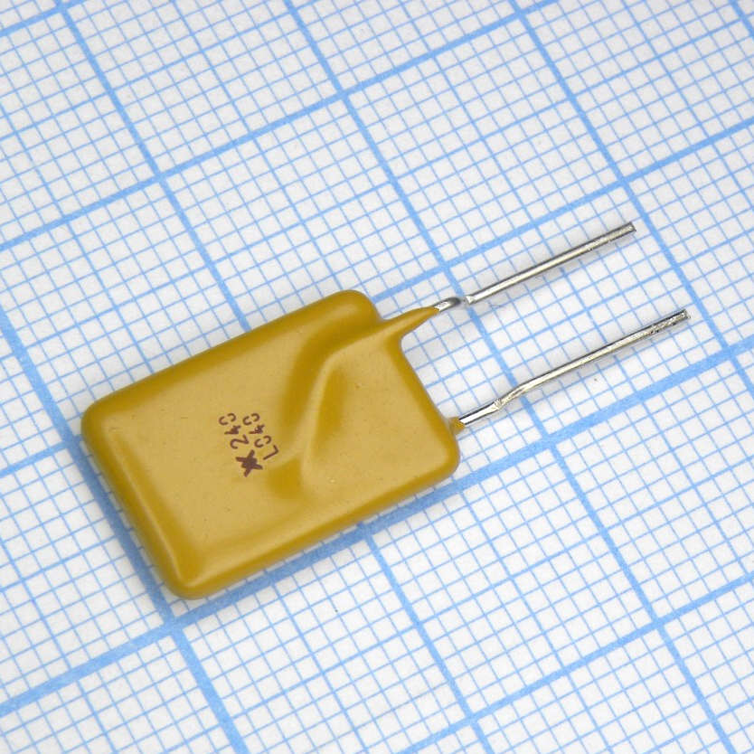Самовосстанавливающийся предохранитель PTC 0.4A(hold) 0.9A(trip) 240V 5.5A 2W 24s 0.6Ohm Radial 11.5 X 3.8 X 20.9mm формованные выводы россыпь